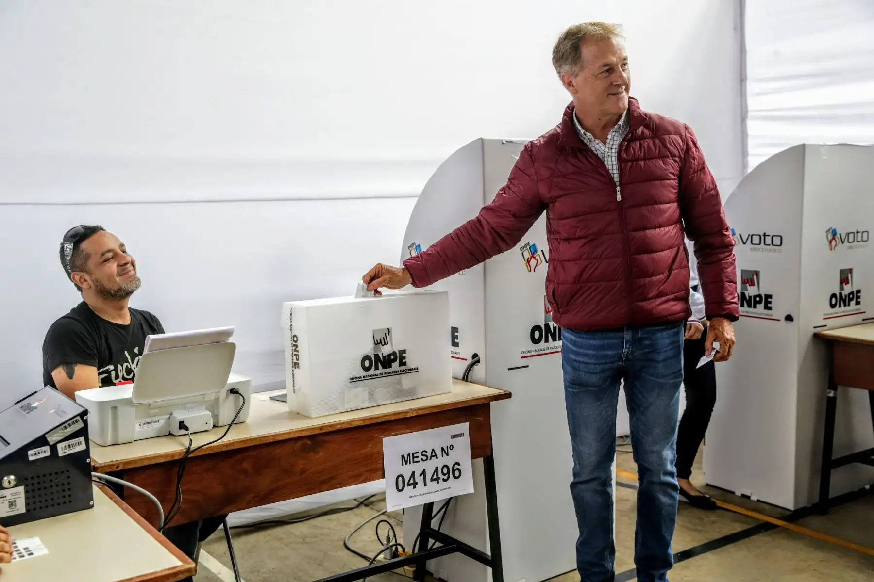 Candidato a la alcaldía de Lima, Jorge Muñoz, ejerce su derecho a voto en el colegio Pestalozzi de Miraflores. Foto: ANDINA/Luis Iparraguirre