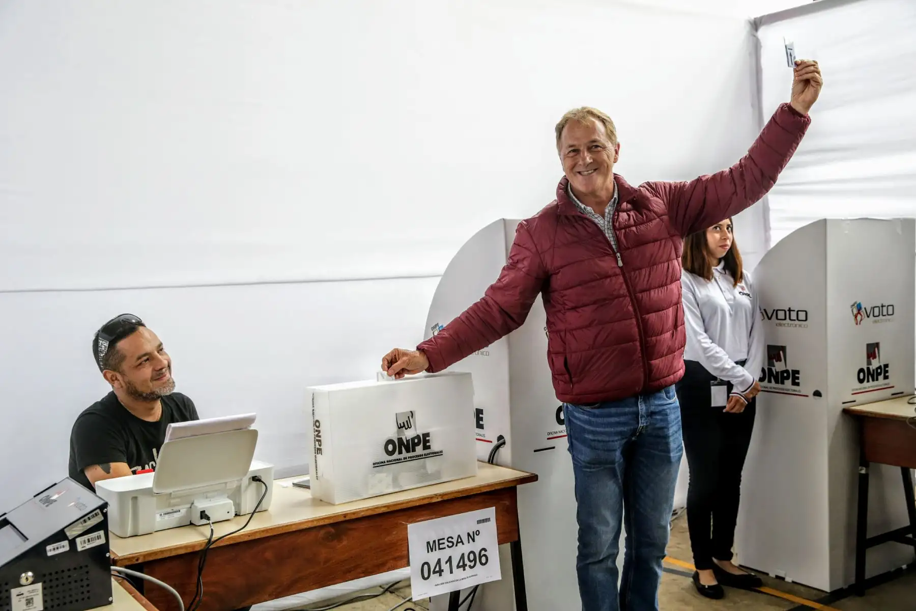 Candidato a la alcaldía de Lima, Jorge Muñoz, ejerce su derecho a voto en el colegio Pestalozzi de Miraflores. Foto: ANDINA/Luis Iparraguirre