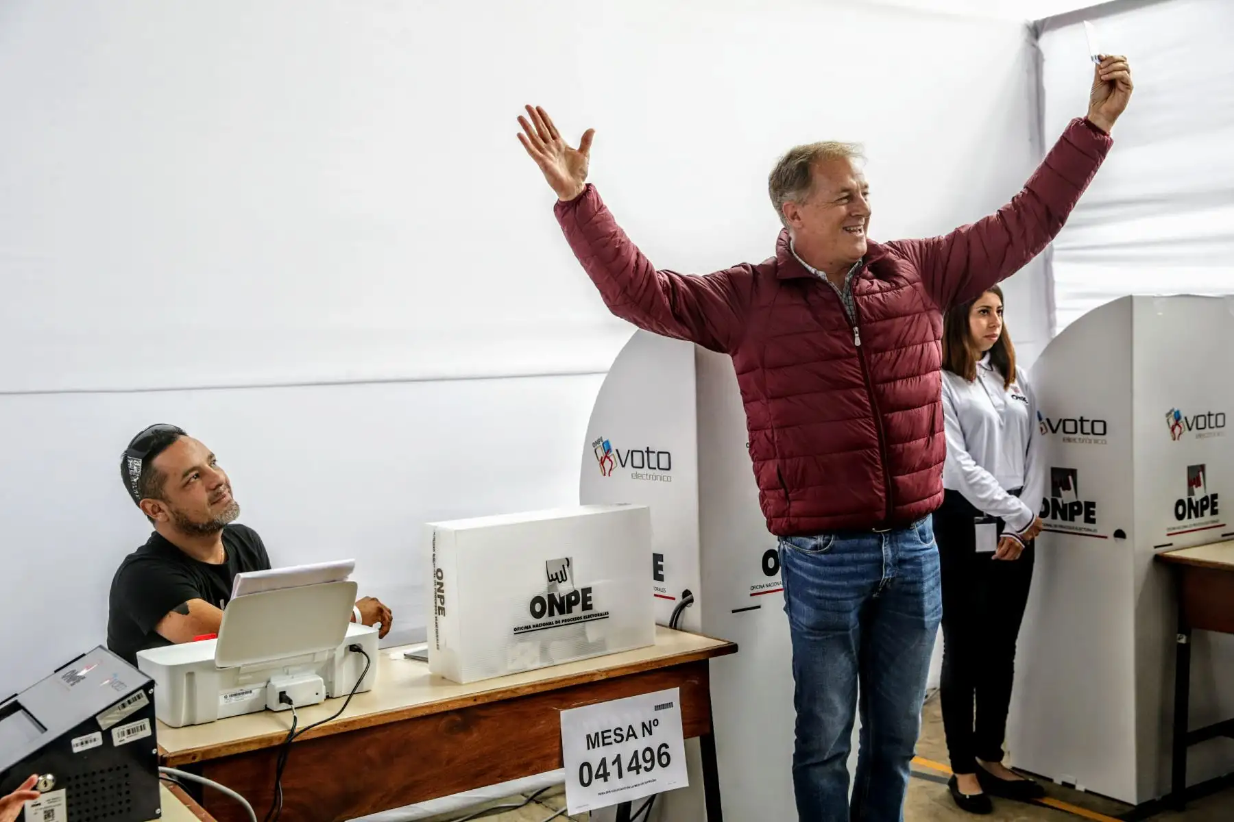 Candidato a la alcaldía de Lima, Jorge Muñoz, ejerce su derecho a voto en el colegio Pestalozzi de Miraflores. Foto: ANDINA/Luis Iparraguirre