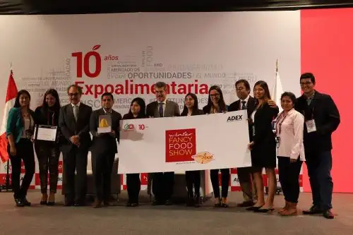 Ministro de Comercio Exterior y Turismo, Rogers Valencia y el titular de ADEX, Juan Varilias con premiados en Expoalimentaria. Foto: Cortesía.