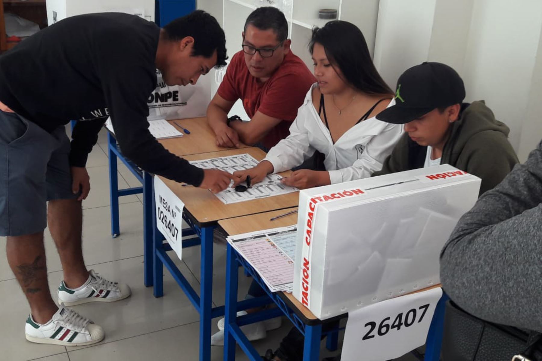 Se instaló el total de mesas de votación en la Universidad Nacional de Trujillo. ANDINA/Luis Puell
