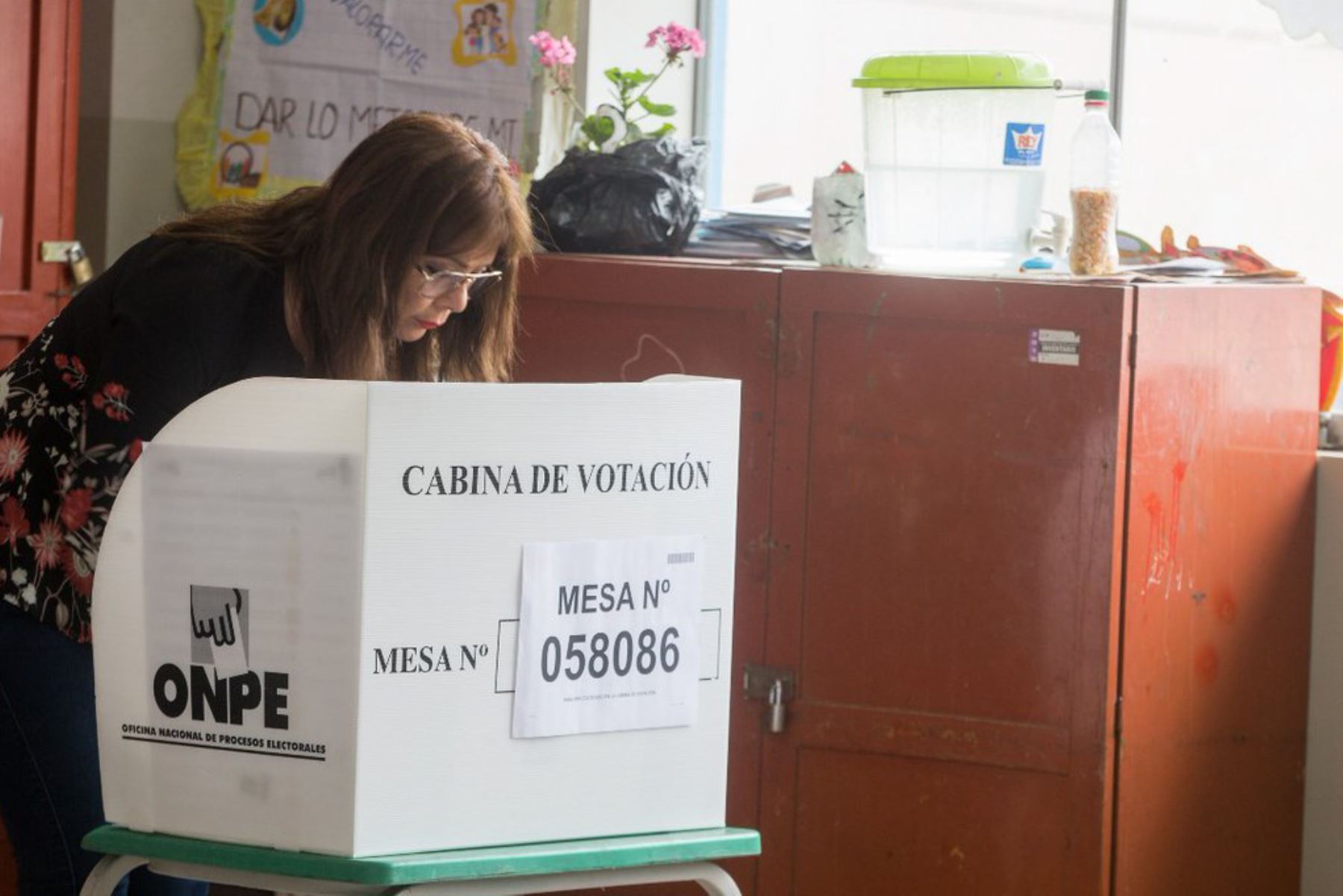La ministra de Desarrollo e Inclusión Social, Liliana La Rosa, acudió esta mañana a votar en un centro educativo de la ciudad de Huacho y cumplir con su deber como ciudadana, en el marco de las Elecciones Regionales y Municipales 2018.