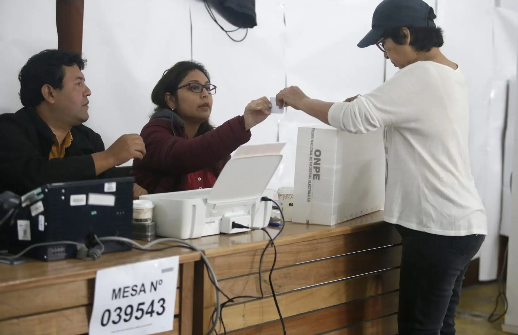 Electores en la I.E 1230 en La Molina sufragan mediante voto electrónico durante las elecciones municipales 2018. Foto: ANDINA/Melina Mejía