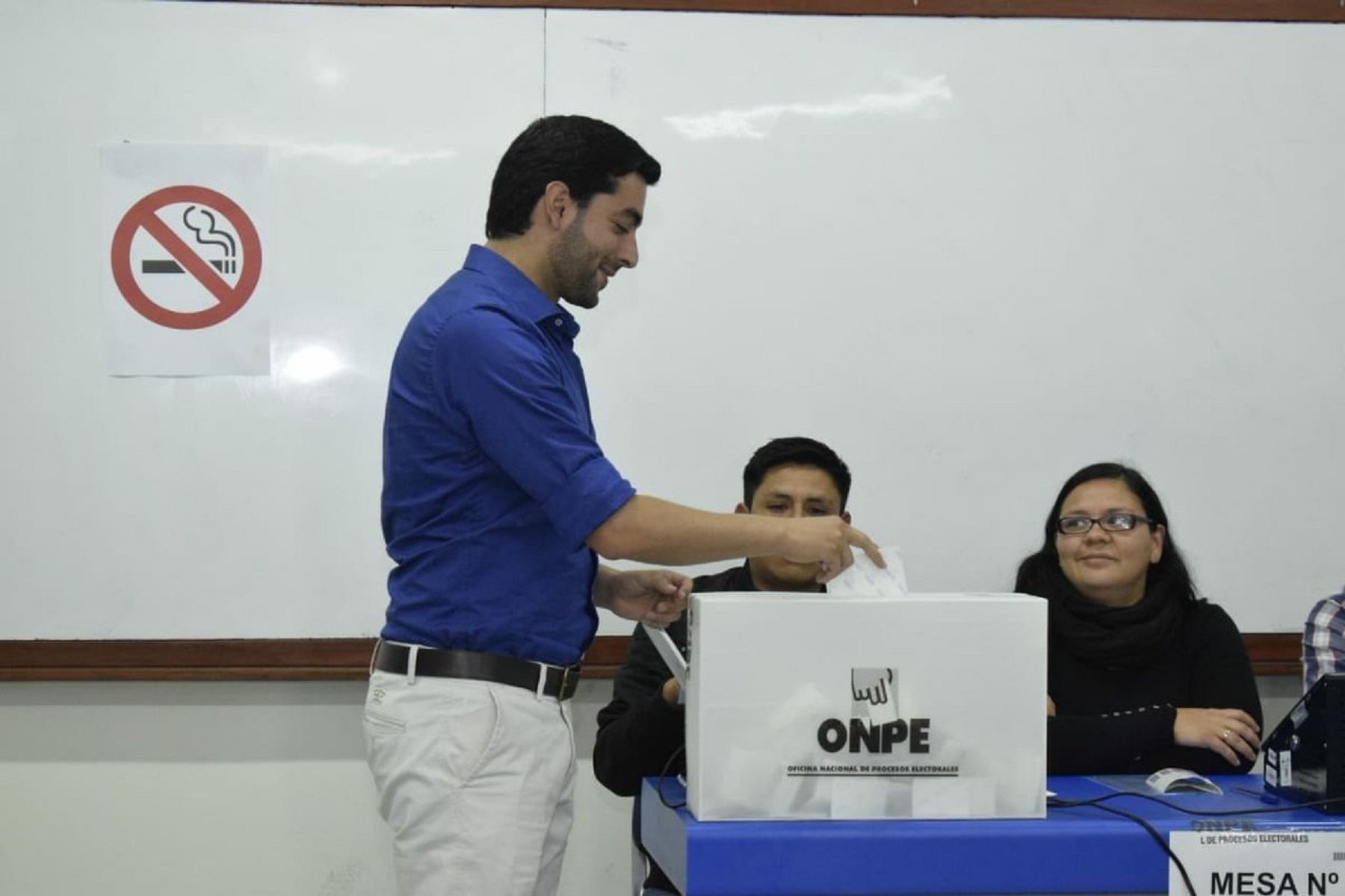 Candidato de Solidaridad Nacional, Luis Castañeda Pardo, emite su voto en la universidad Ricardo Palma.