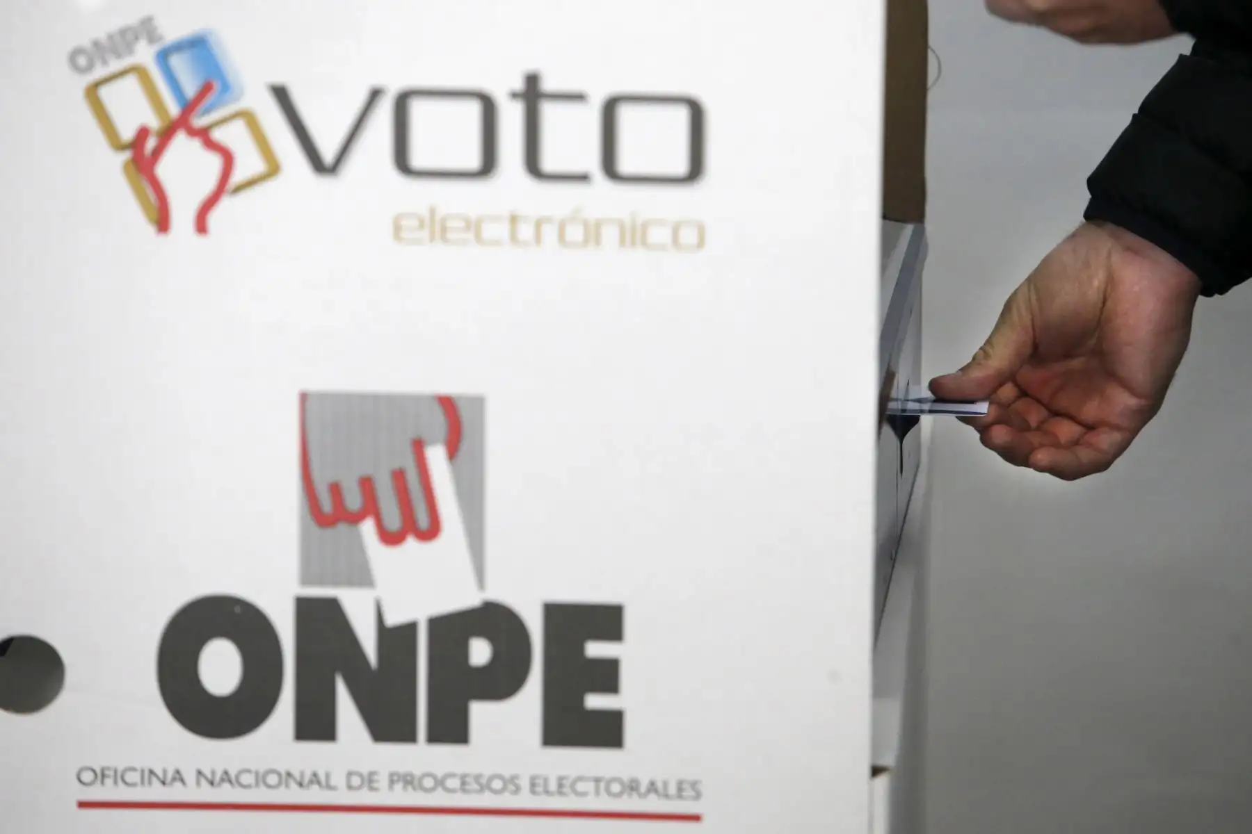 Electores en la I.E 1230 en La Molina sufragan mediante voto electrónico durante las elecciones municipales 2018. Foto: ANDINA/Melina Mejía