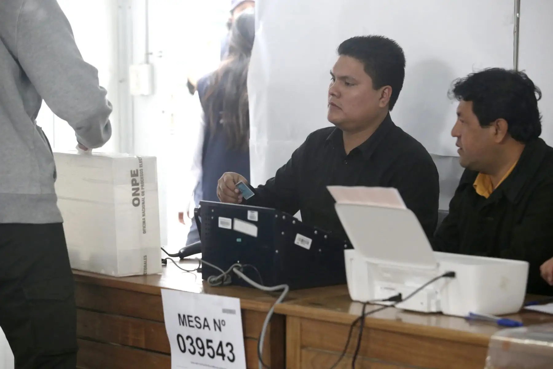 Electores en la I.E 1230 en La Molina sufragan mediante voto electrónico durante las elecciones municipales 2018. Foto: ANDINA/Melina Mejía