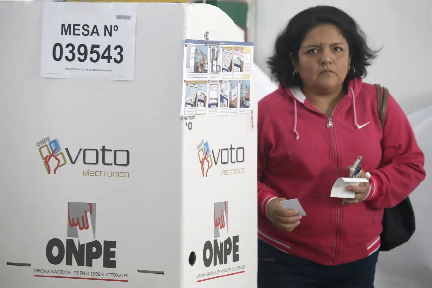 Electores en la I.E 1230 en La Molina sufragan mediante voto electrónico durante las elecciones municipales 2018. Foto: ANDINA/Melina Mejía