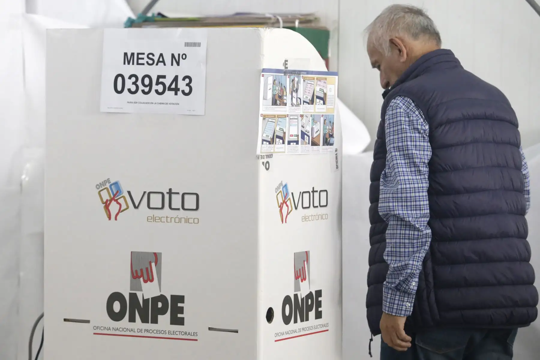 Electores en la I.E 1230 en La Molina sufragan mediante voto electrónico durante las elecciones municipales 2018. Foto: ANDINA/Melina Mejía