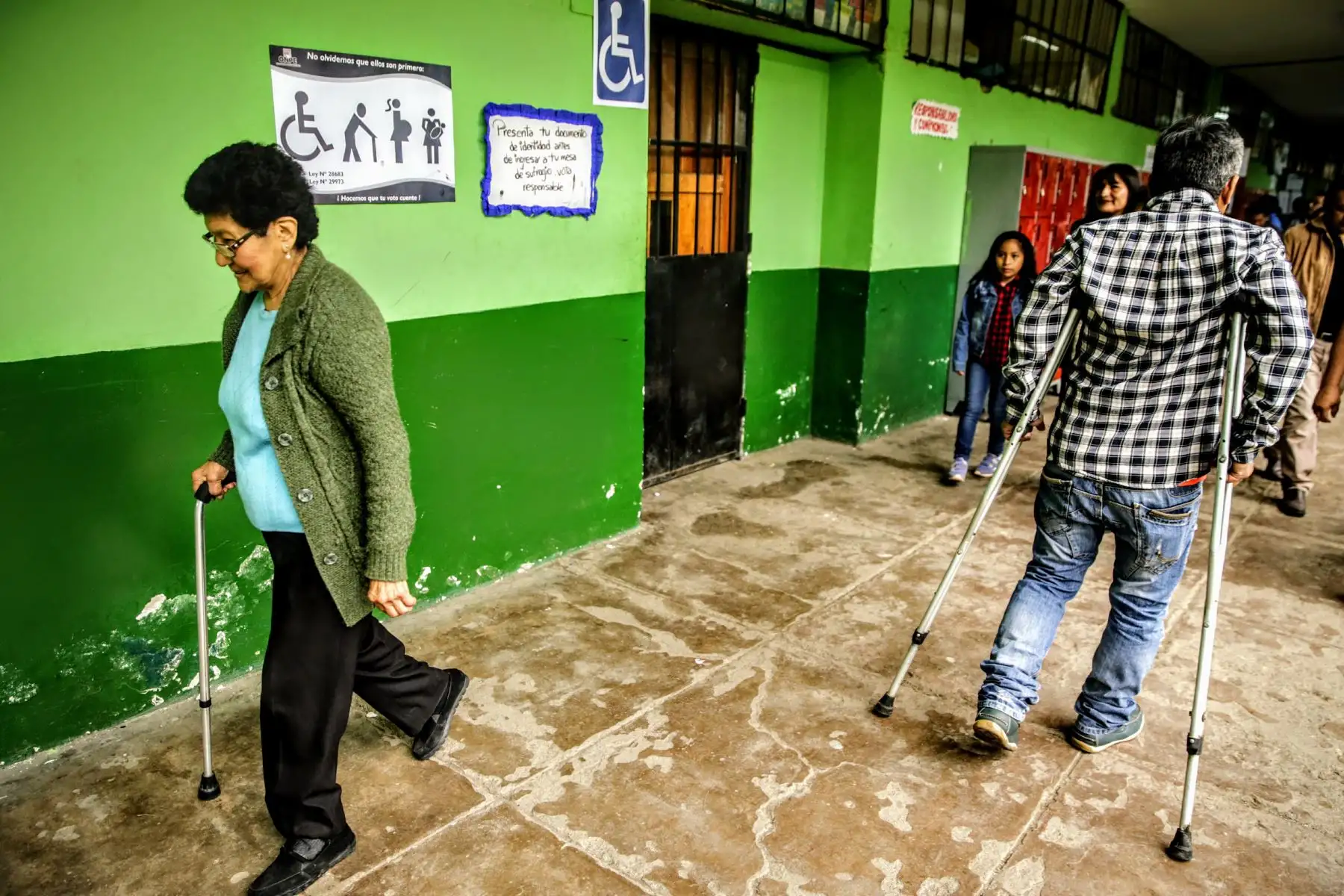 Jornada electoral transcurre con normalidad en el colegio Juan Pablo Vizcardo y Guzmán del Centro de Lima. Foto: ANDINA/Luis Iparraguirre