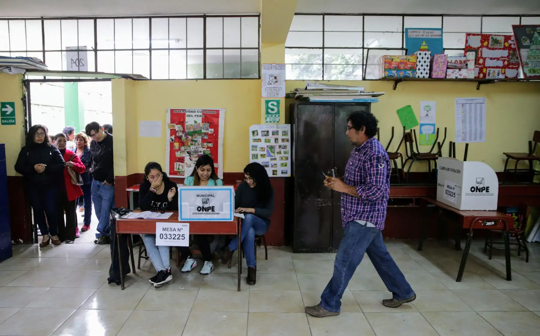 Jornada electoral transcurre con normalidad en el colegio Juan Pablo Vizcardo y Guzmán del Centro de Lima. Foto: ANDINA/Luis Iparraguirre