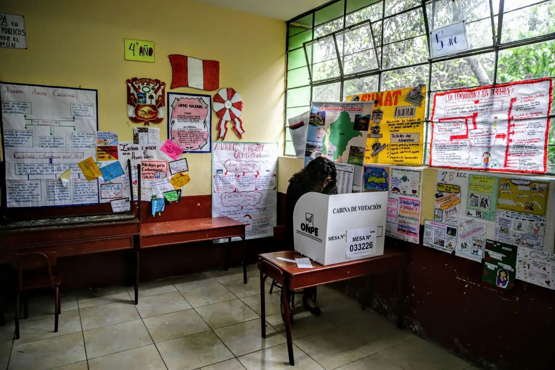 Jornada electoral transcurre con normalidad en el colegio Juan Pablo Vizcardo y Guzmán del Centro de Lima. Foto: ANDINA/Luis Iparraguirre