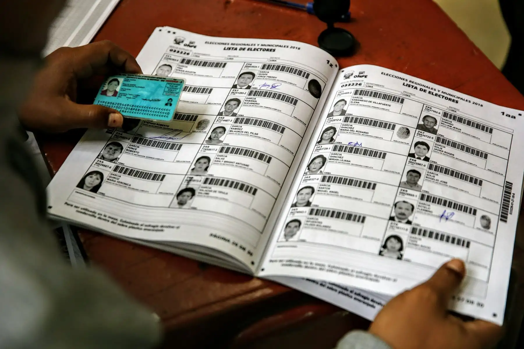 Jornada electoral transcurre con normalidad en el colegio Juan Pablo Vizcardo y Guzmán del Centro de Lima. Foto: ANDINA/Luis Iparraguirre