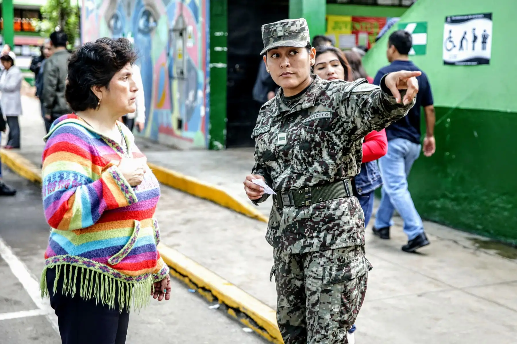 Jornada electoral transcurre con normalidad en el colegio Juan Pablo Vizcardo y Guzmán del Centro de Lima. Foto: ANDINA/Luis Iparraguirre