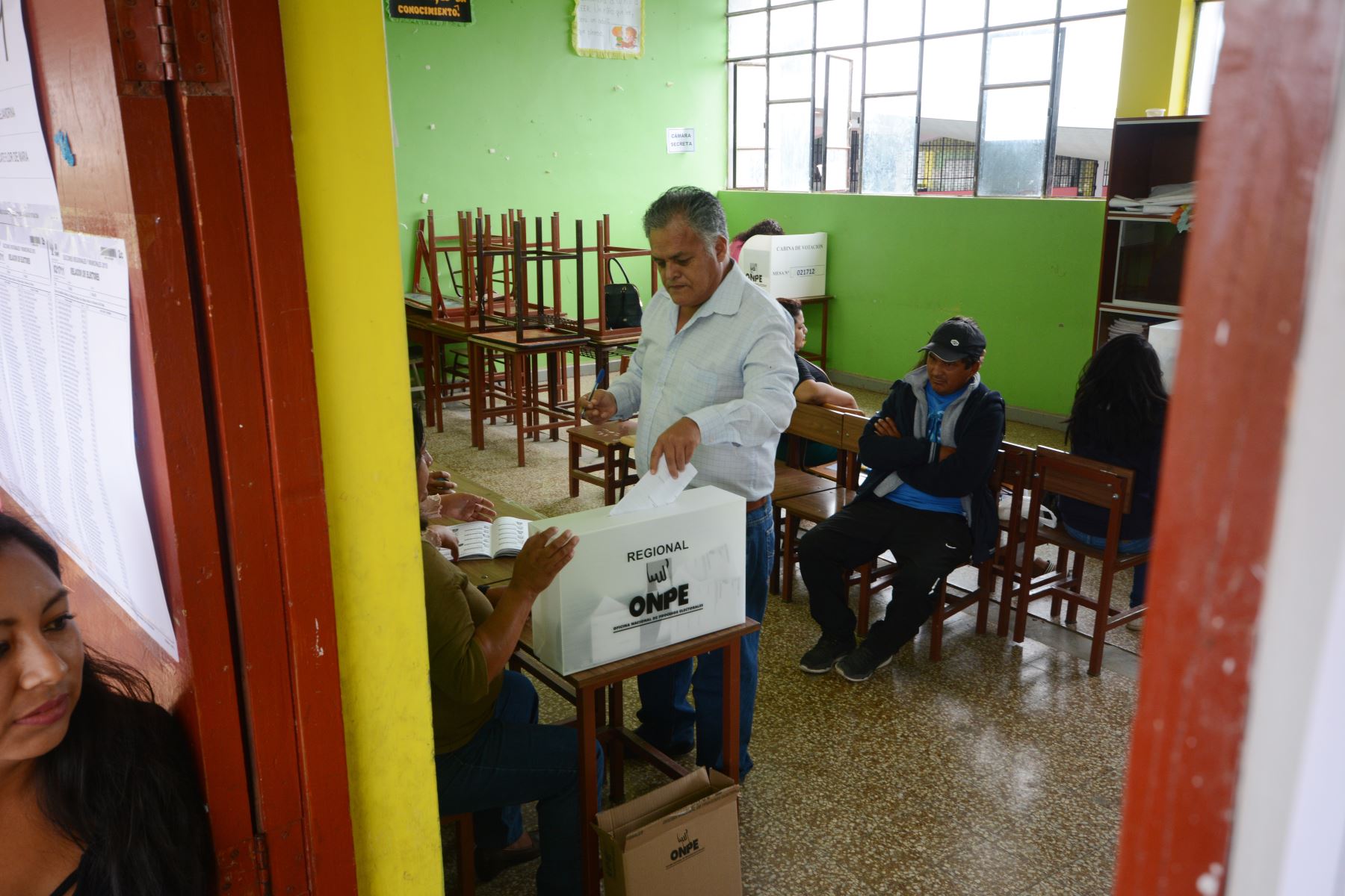 Ciudadanos de Palpa, en Ica, cumplen con deber cívico y concurren a votar. Foto: Cortesía/Genry Bautista