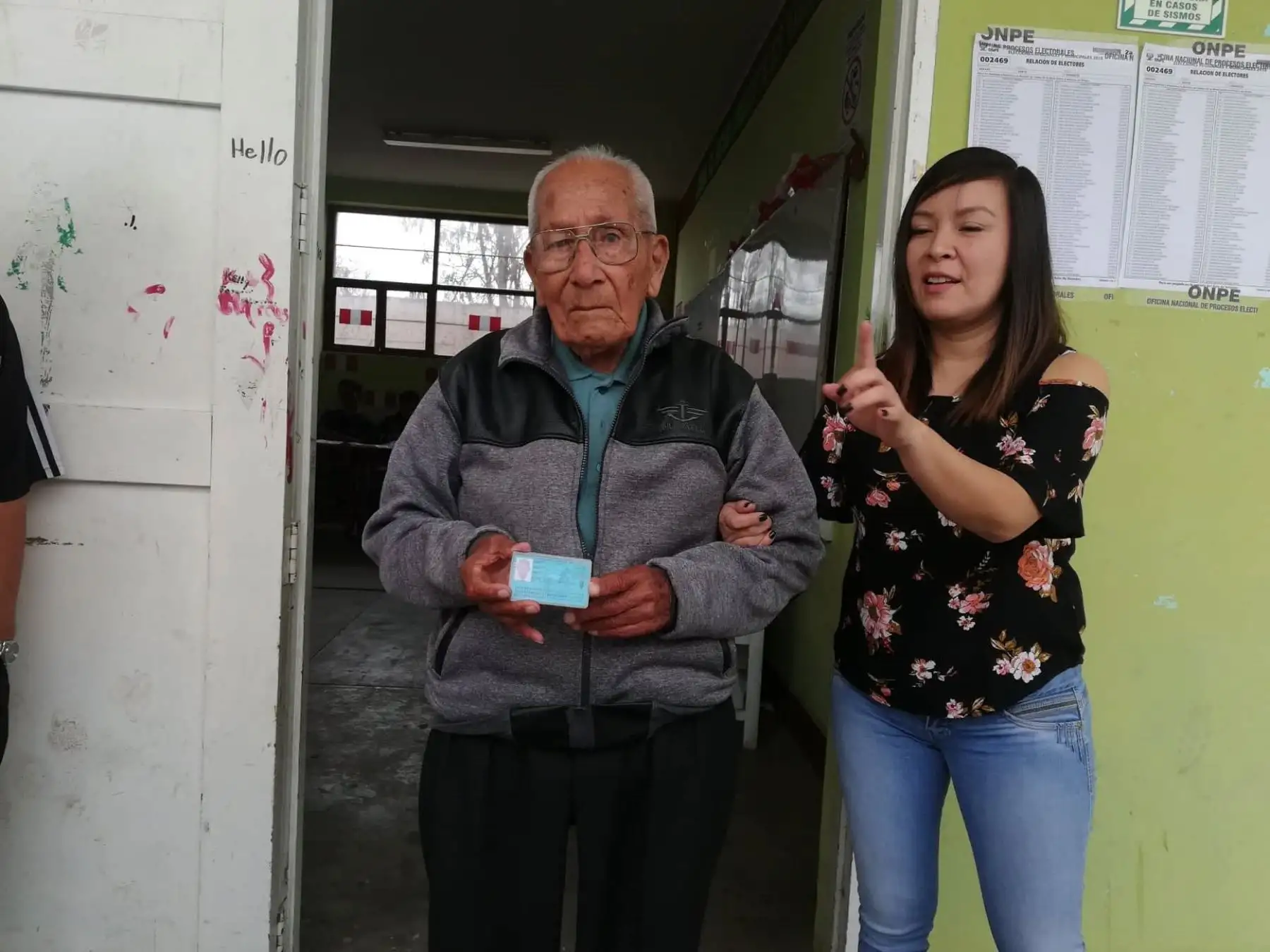A sus 102 años, el señor José Beltrán Mendoza, dio un ejemplo de civismo. El ciudadano, natural de Chimbote, en la región Áncash, acudió hoy a participar de las Elecciones Regionales y Municipales, pese a que no está obligado a hacerlo. Foto: ANDINA/Gonzalo Horna