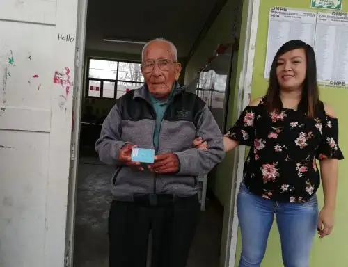 A sus 102 años, José Beltrán Mendoza dio un ejemplo de civismo y acudió a vota en las Elecciones Regionales y Locales.
