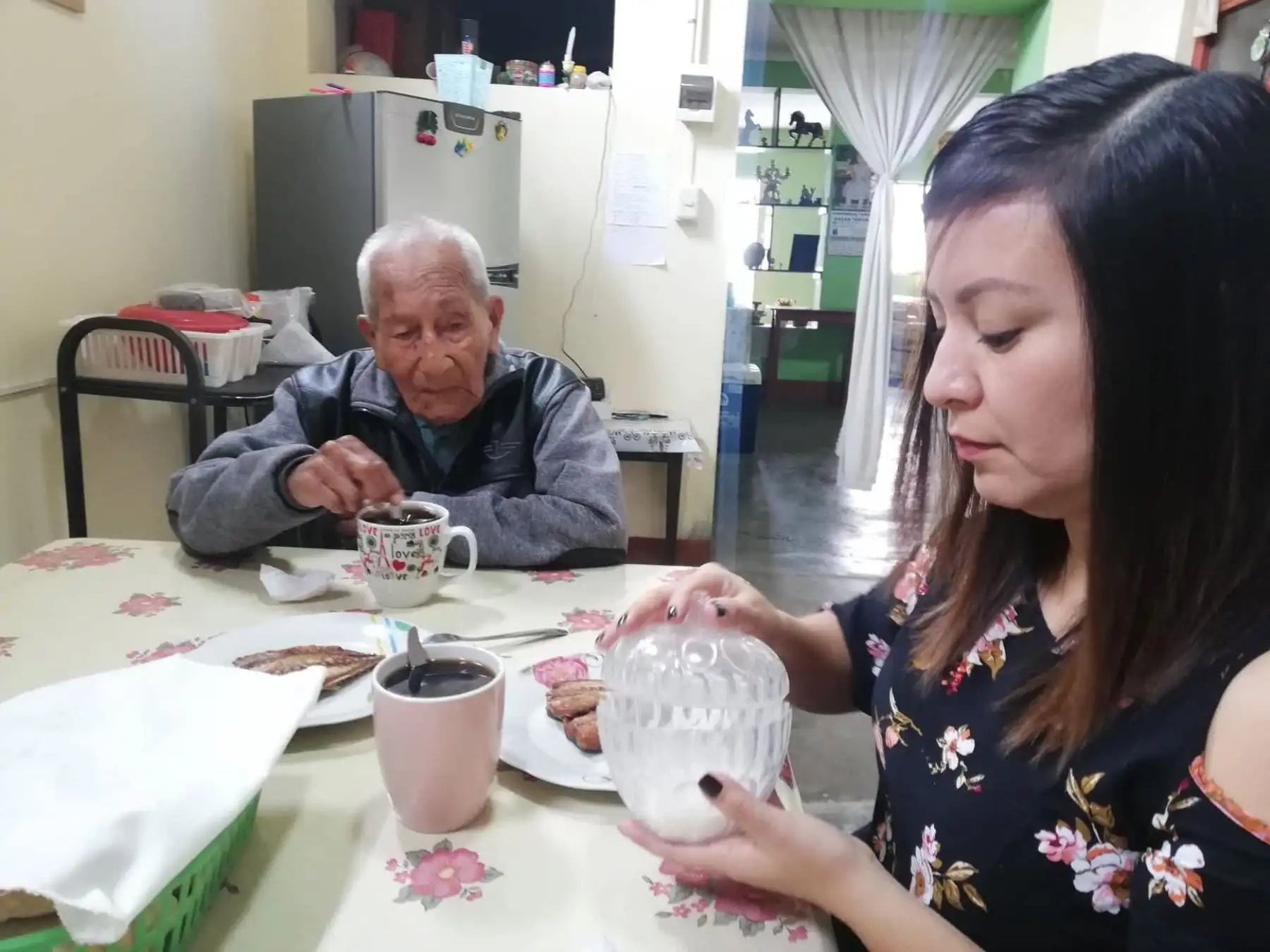 Por ello, apuró a sus hijas con el desayuno.
El pescado frito y café con pan – típico desayuno chimbotano – es el plato servido en la mesa.  Foto: ANDINA/Gonzalo Horna