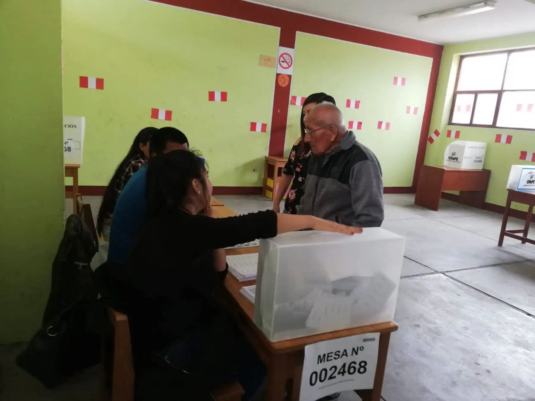 El anciano cumplió el pasado 3 de febrero los 102 años. El último proceso electoral en el que participó fue en las Elecciones Presidenciales 2016.
“He participado en elecciones de presidentes como Prado, Sánchez Cerro, Belaunde, Odría (...) los jóvenes hoy en día tienen que emitir un voto consciente y pensando en su país”, enfatizó.
Pescador en sus tiempos jóvenes, don José Beltrán cree que el secreto de mantenerse tan bien pese a su avanzada edad es el deporte y la buena alimentación, que dice, había an