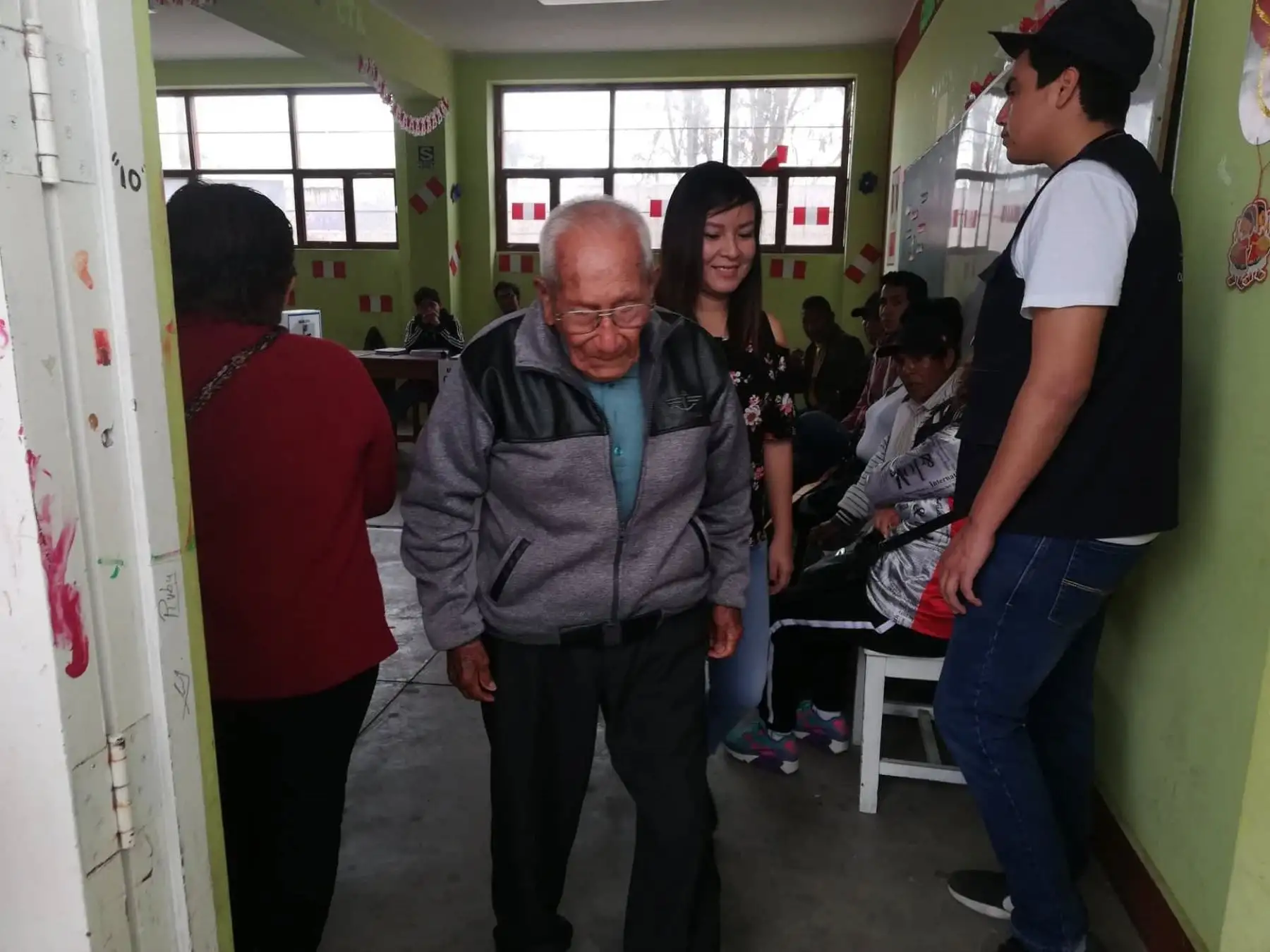 Son las 10:00 de la mañana y una de las nietas será la encargada de acompañar a dos José Beltrán hasta su local de votación, que este año, es – como otros- la institución educativa Erasmo Roca, ubicada en la urbanización La Caleta de Chimbote. Foto: ANDINA/Gonzalo Horna