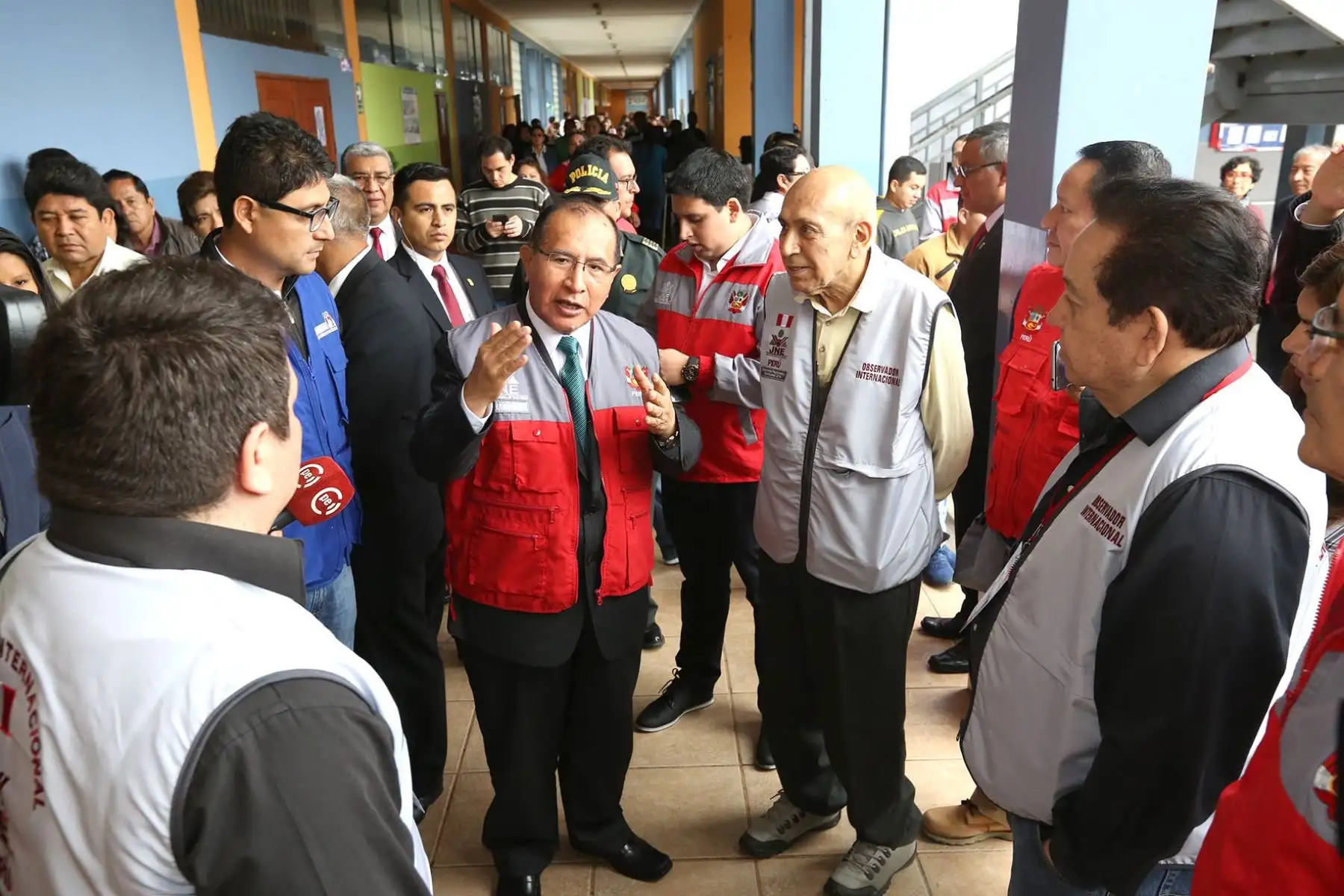Presiente de JNE,Víctor Ticona Postigo junto a observadores internacionales, acude al centro de votación I. E. Melitón Carvajal a supervisar el normal desarrollo del proceso electoral. Foto: ANDINA/JNE