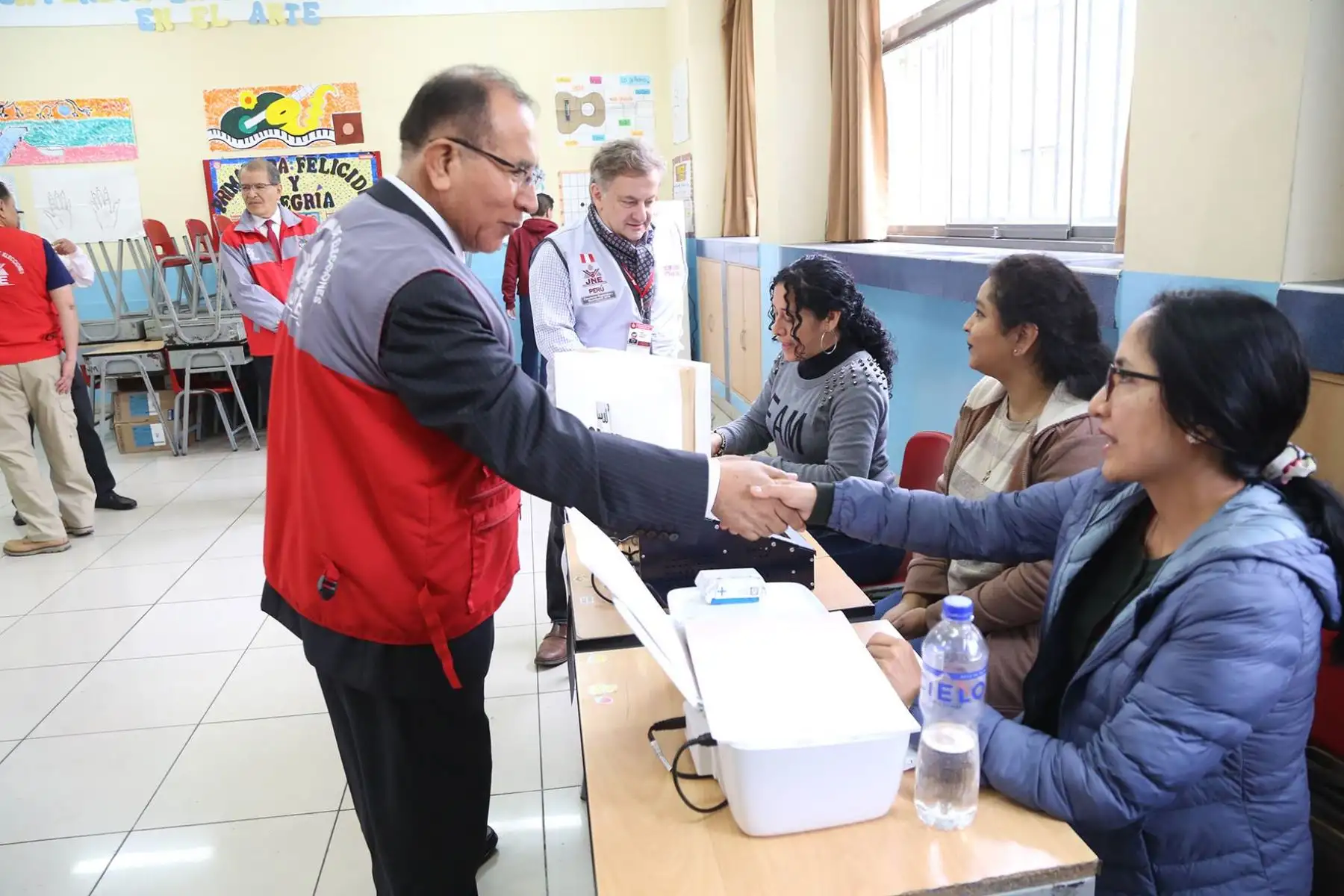 Presiente de JNE,Víctor Ticona Postigo junto a observadores internacionales, acude al centro de votación I. E. Melitón Carvajal a supervisar el normal desarrollo del proceso electoral. Foto: ANDINA/JNE
