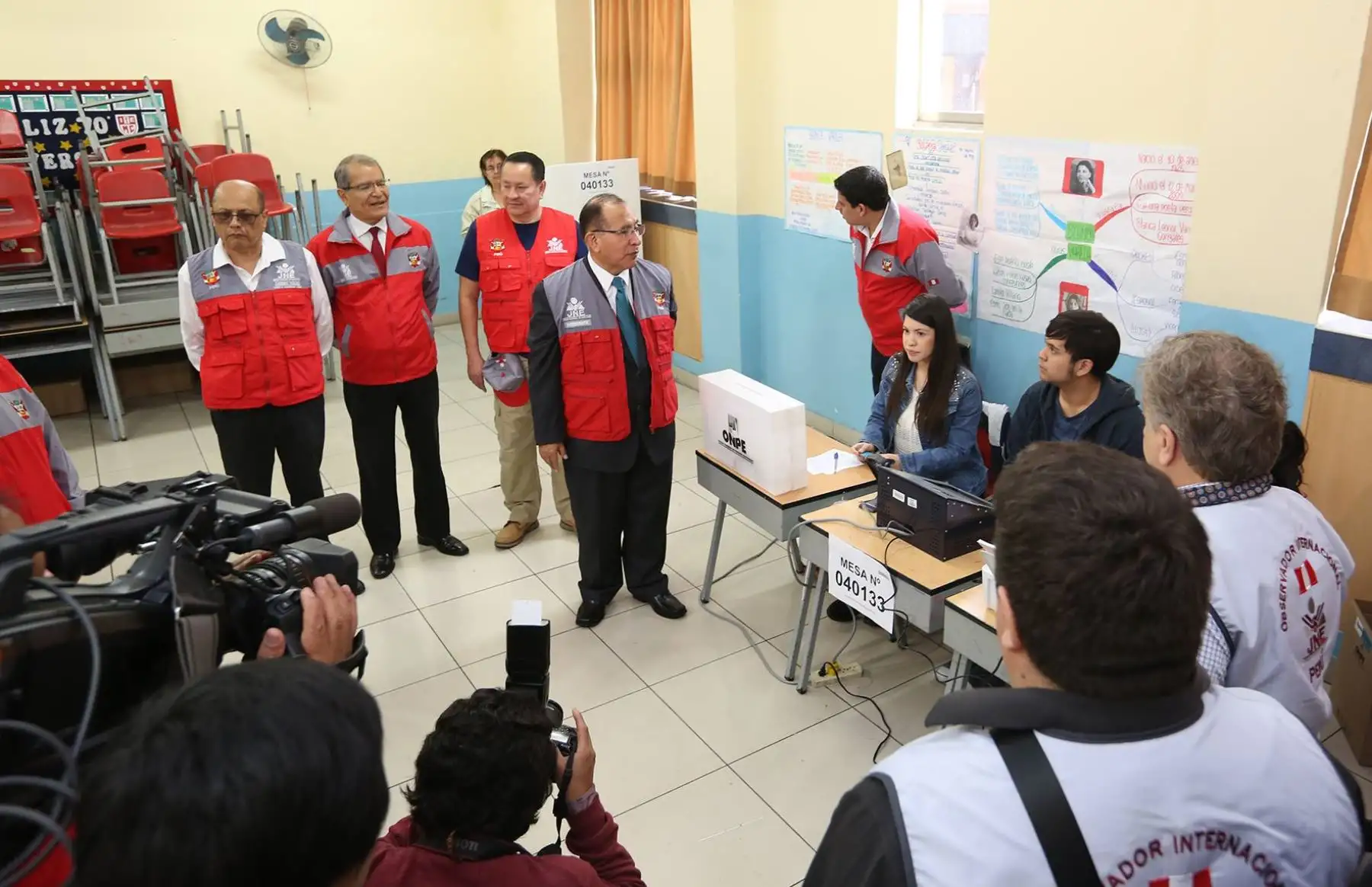 Presiente de JNE,Víctor Ticona Postigo junto a observadores internacionales, acude al centro de votación I. E. Melitón Carvajal a supervisar el normal desarrollo del proceso electoral. Foto: ANDINA/JNE