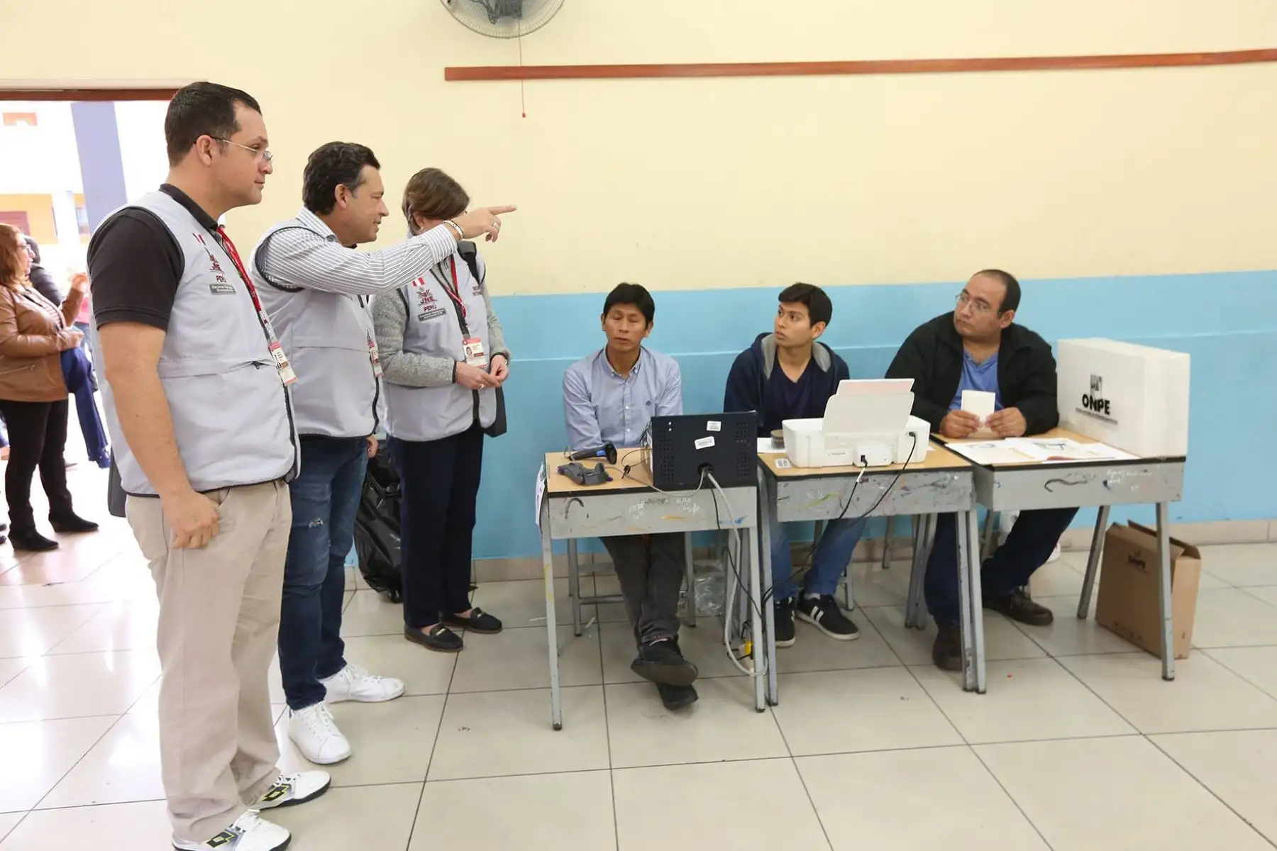 Presiente de JNE,Víctor Ticona Postigo junto a observadores internacionales, acude al centro de votación I. E. Melitón Carvajal a supervisar el normal desarrollo del proceso electoral. Foto: ANDINA/JNE
