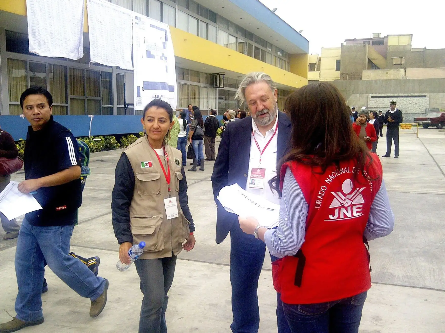 Presiente de JNE,Víctor Ticona Postigo junto a observadores internacionales, acude al centro de votación I. E. Melitón Carvajal a supervisar el normal desarrollo del proceso electoral. Foto: ANDINA/JNE
