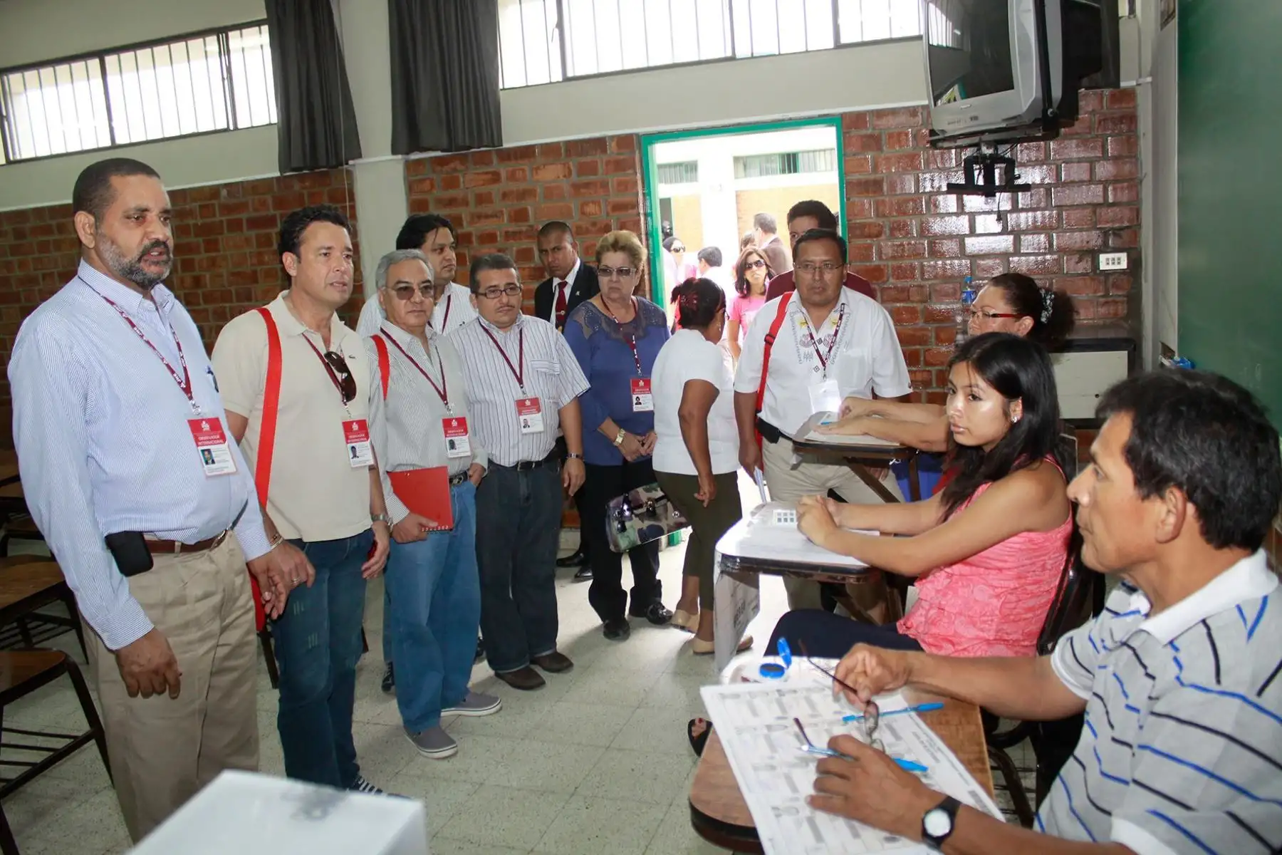 Presiente de JNE,Víctor Ticona Postigo junto a observadores internacionales, acude al centro de votación I. E. Melitón Carvajal a supervisar el normal desarrollo del proceso electoral. Foto: ANDINA/JNE