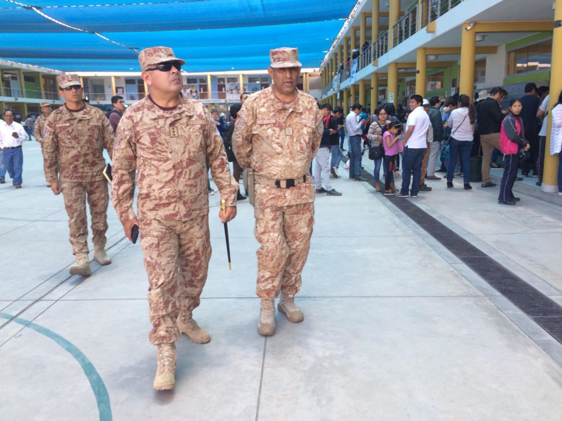 Al menos 12,000 miembros de las Fuerzas Armadas prestaron hoy seguridad al interior de los locales de votación instalados en el sur del país.