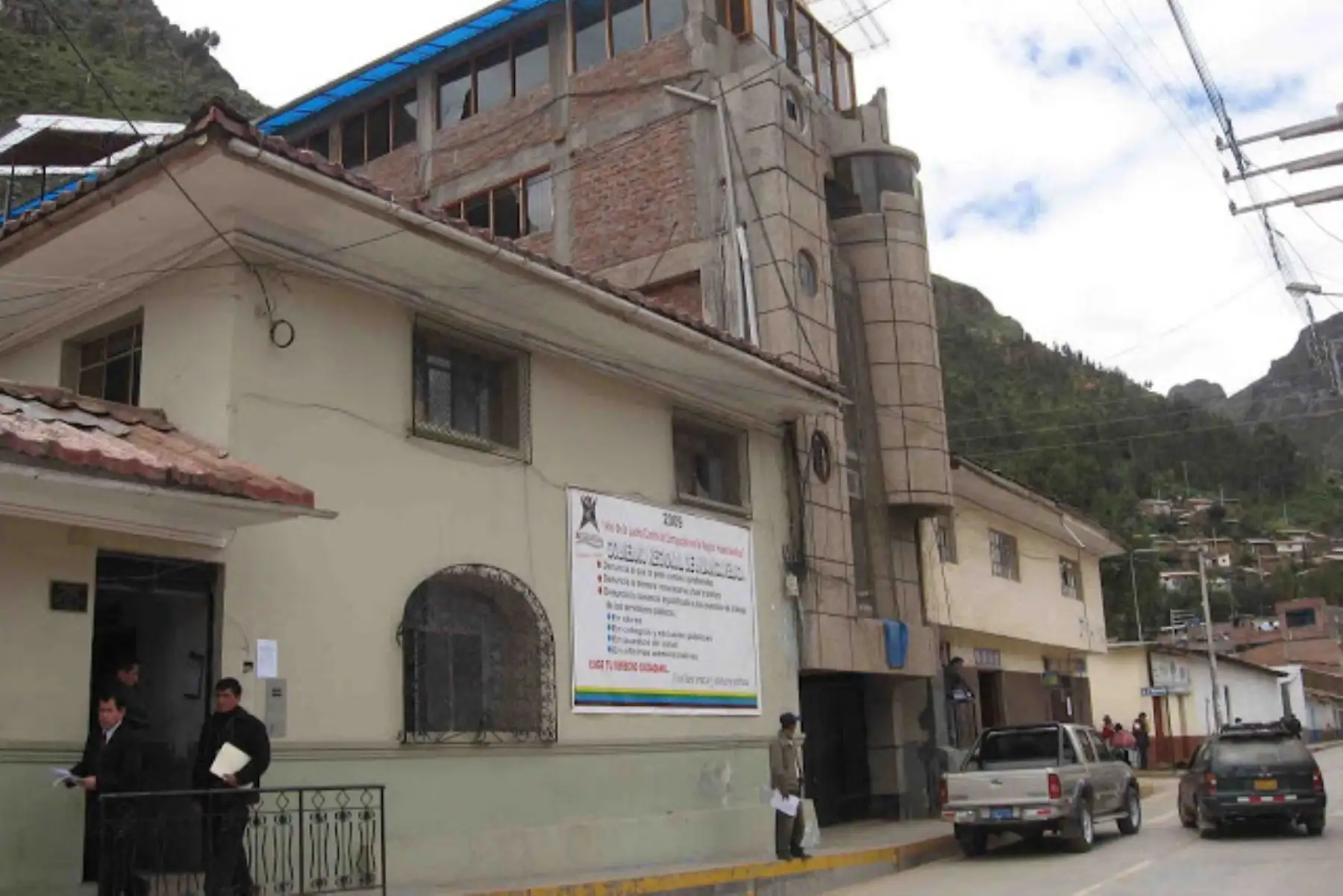 La elección del gobernador regional de Huancavelica se definiría entre los candidatos Leoncio Huayllani (Movimiento Regional Ayni) y Maciste Díaz (Trabajando para Todos), quienes habrían obtenido el 35% y 33.7% de las preferencias ciudadanas, según el sondeo a boca de urna de la encuestadora Ipsos Perú.