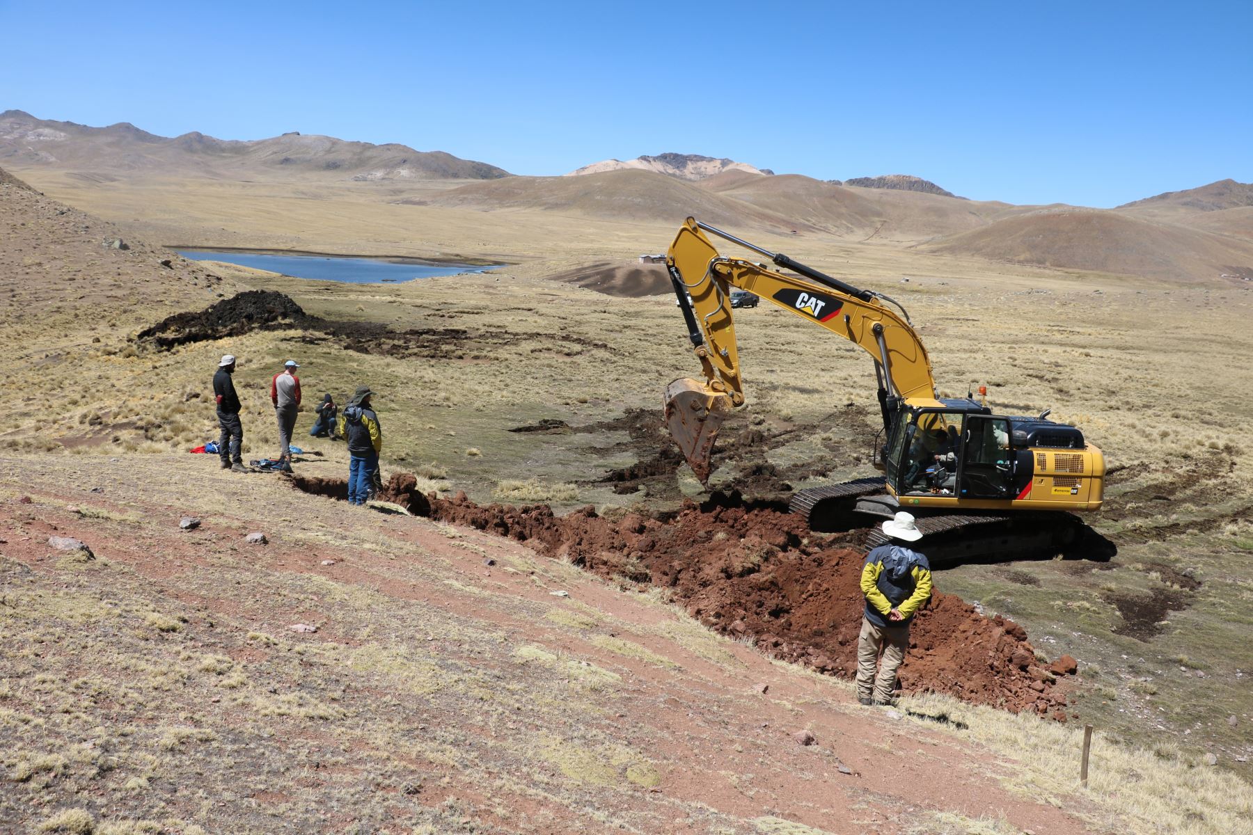 Géologos del Ingemmet y sus pares de Francia y Reino Unido supervisando los trabajos de excavación de la trinchera paleosismológica en la falla Parina.