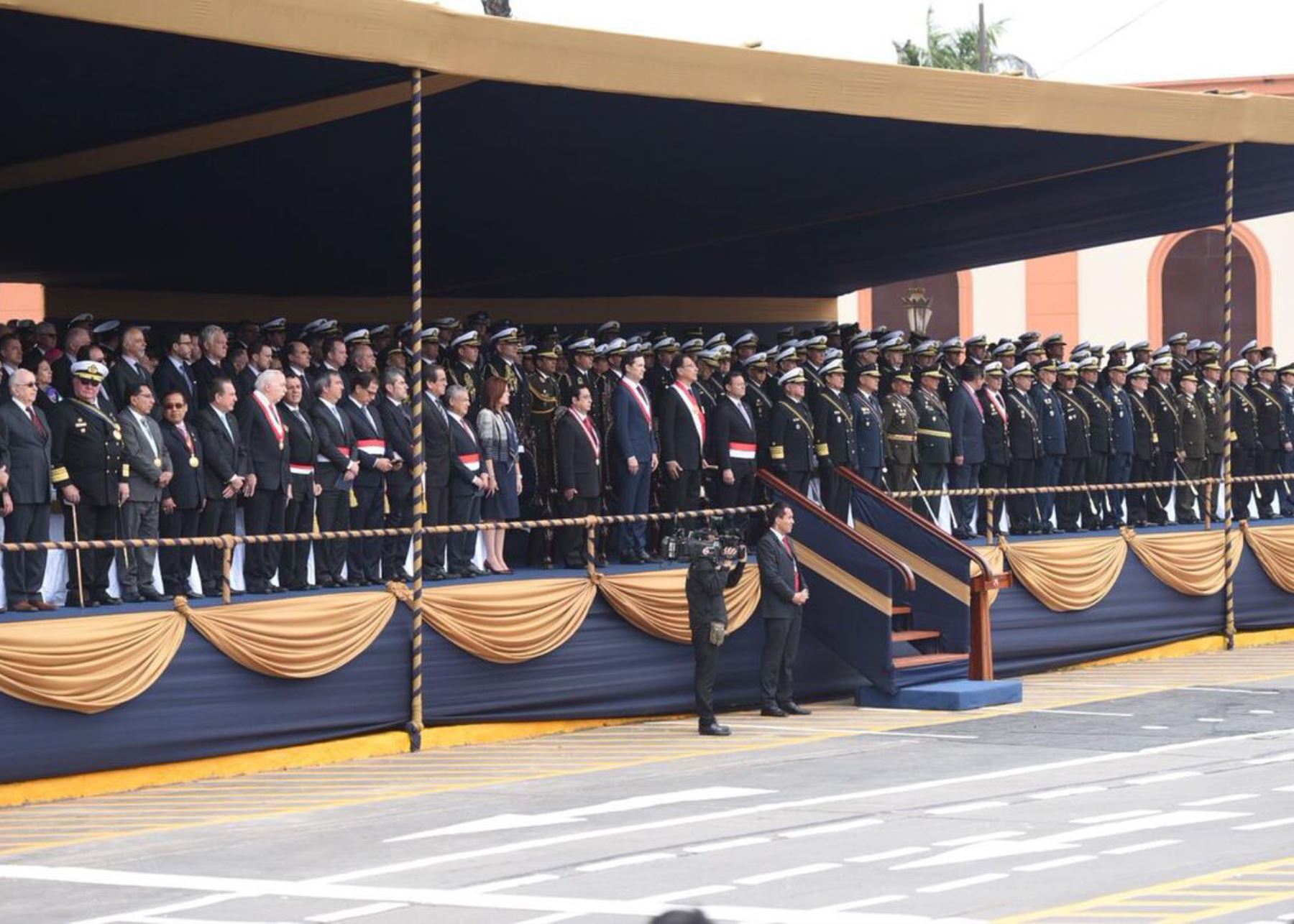 Presidente Martín Vizcarra participa en ceremonia por aniversario de la Marina.