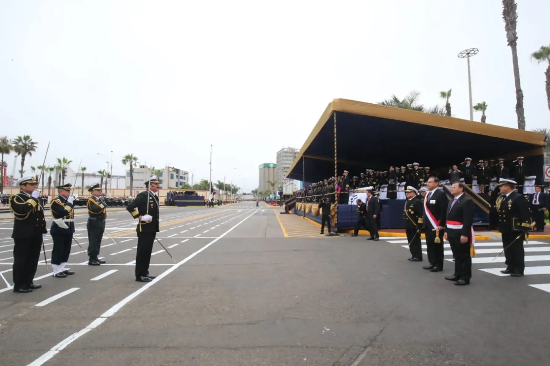 El presidente de la República, Martin Vizcarra, participa en la ceremonia por el 197.º aniversario de la Marina de Guerra del Perú y el 139.º aniversario del Combate de Angamos. Foto: ANDINA/Prensa Presidencia