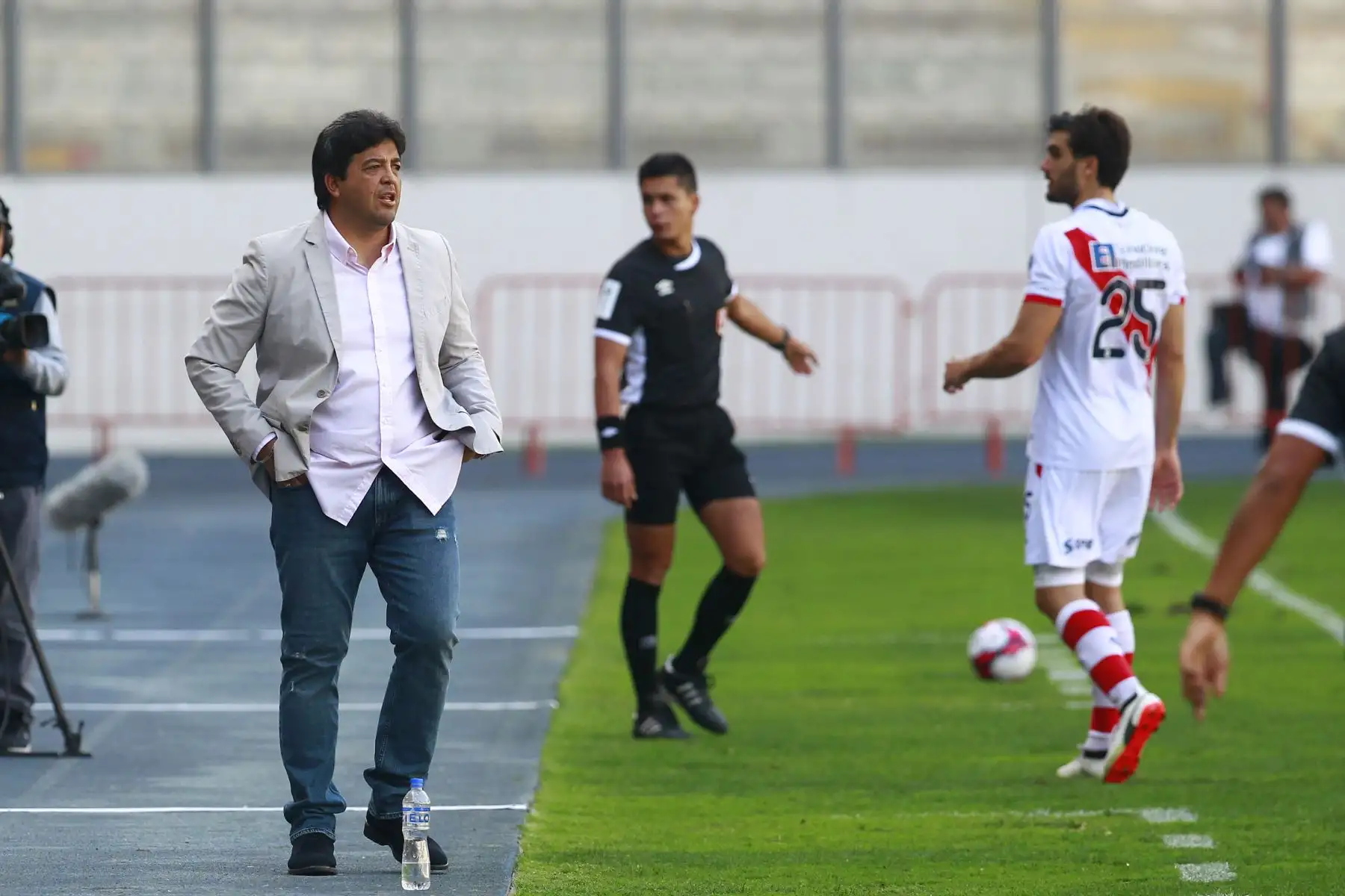 Víctor Rivera entrenador del  Deportivo Municipal , alienta a su equipo que derrotó a Alianza Lima en el torneo de clausura del fútbol peruano. Foto: ANDINA/Eddy Ramos
