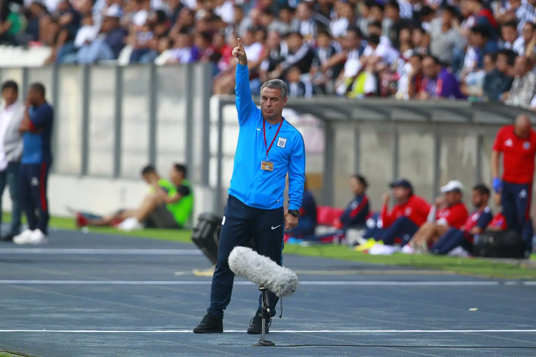 Pablo Bengaochea entrenador de Alianza Lima se muestra preocupado tras derrota de  1 a 0 ante  Deportivo Municipal en el torneo de clausura del fútbol peruano. Foto: ANDINA/Eddy Ramos