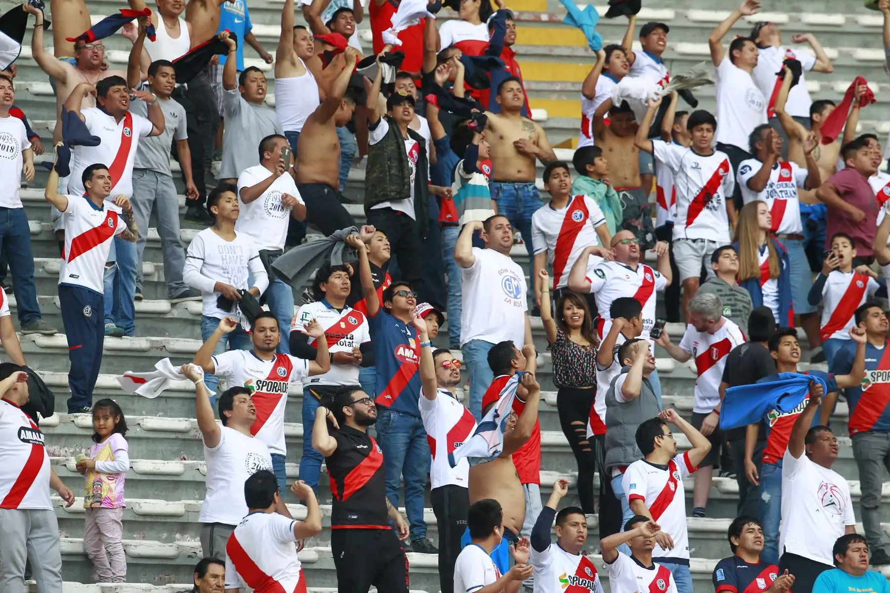 Hinchada de  Deportivo Municipal alienta a su equipo en el partido  ante Alianza Lima en el torneo de clausura del fútbol peruano. Foto: ANDINA/Eddy Ramos