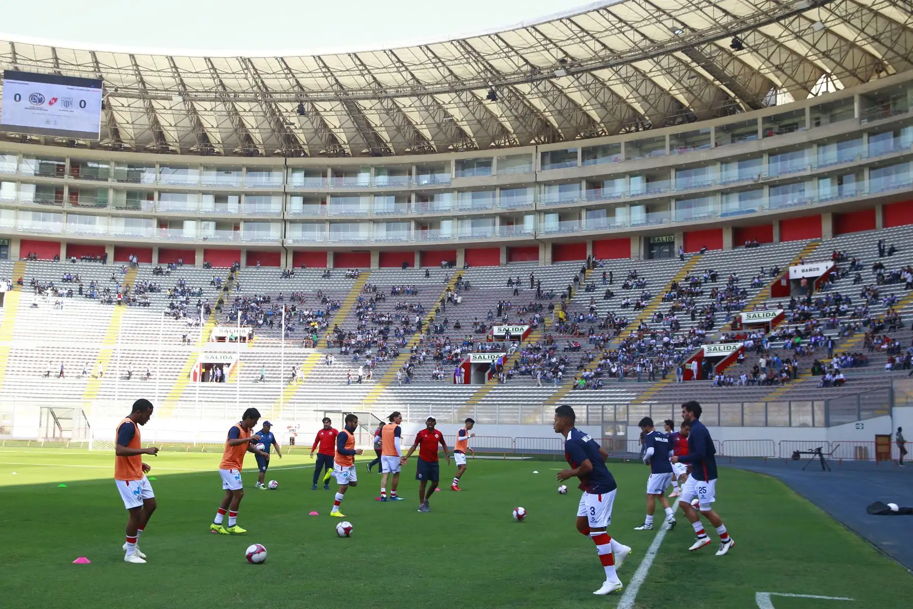 Hinchada de  Deportivo Municipal alienta a su equipo en el partido  ante Alianza Lima en el torneo de clausura del fútbol peruano. Foto: ANDINA/Eddy Ramos