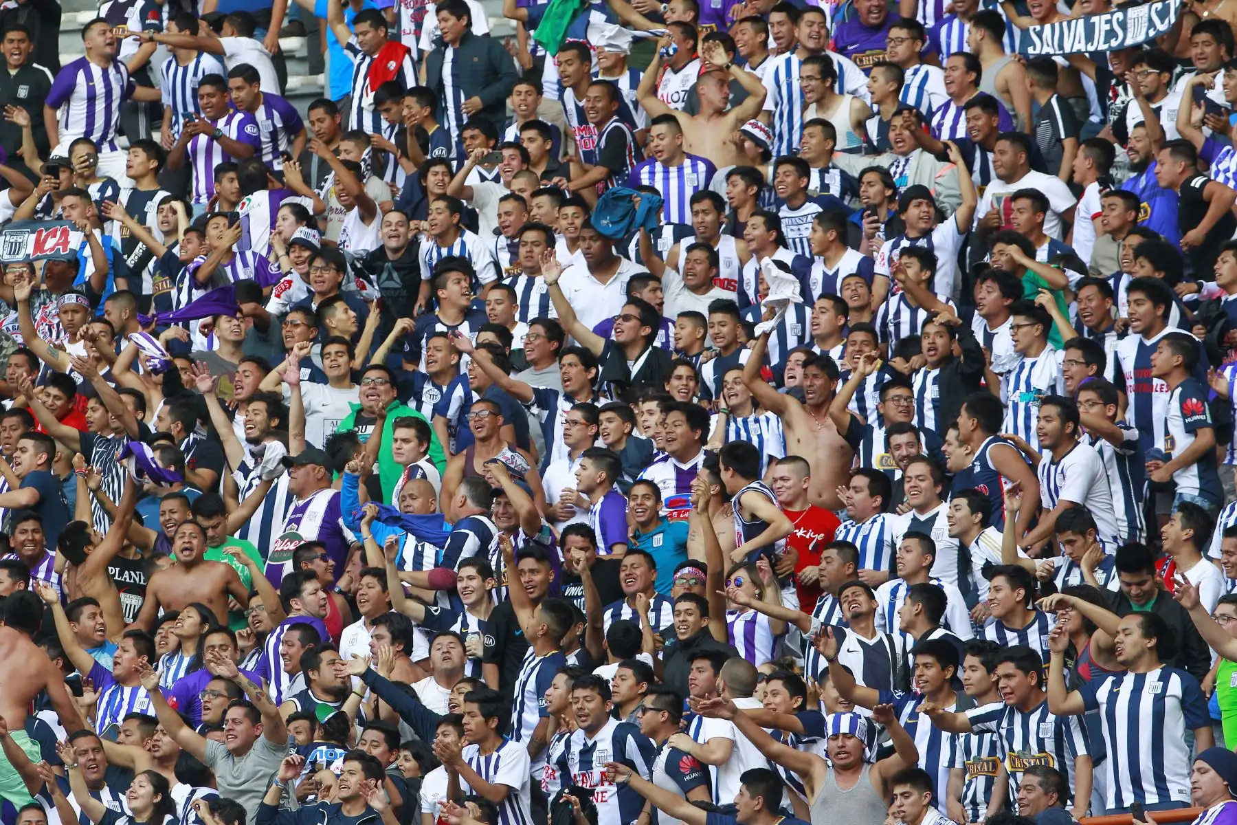Hinchada de Alianza Limal alienta a su equipo en el partido  ante Deportivo Municipal  en el torneo de clausura del fútbol peruano. Foto: ANDINA/Eddy Ramos