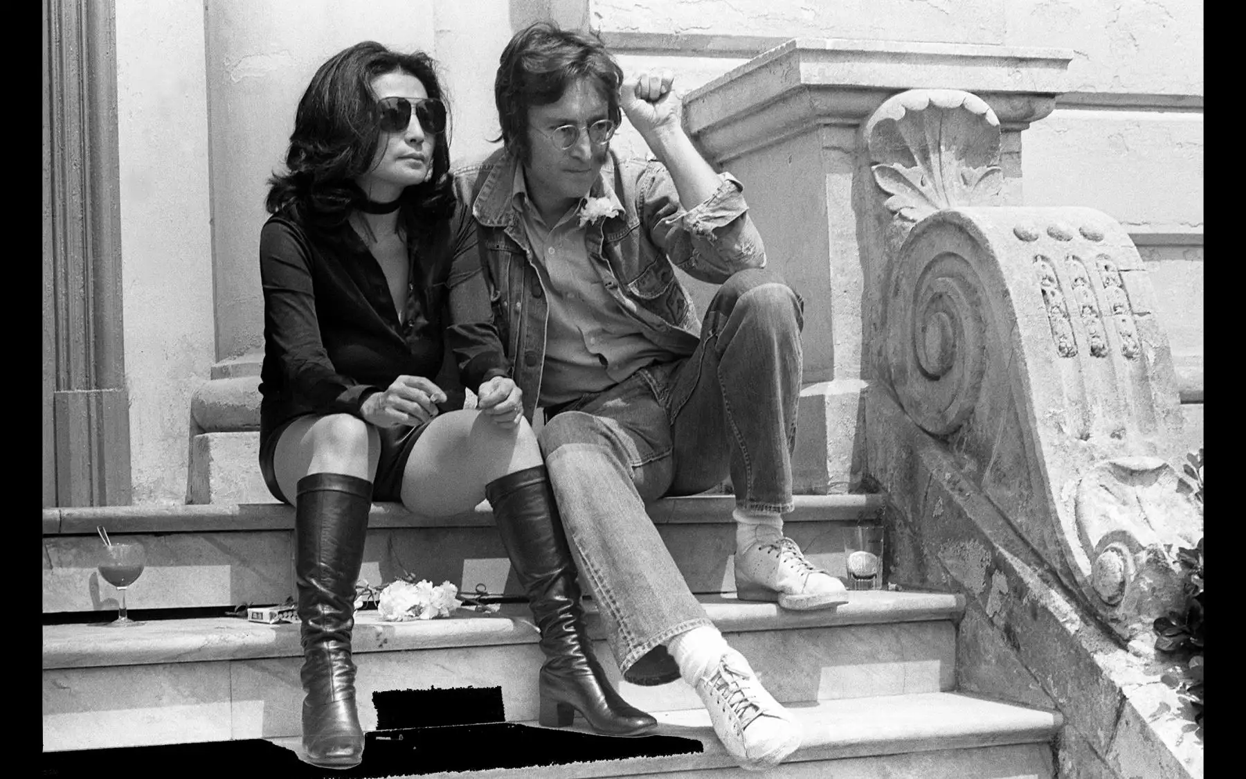 El legendario músico John Lennon y su esposa Yoko Ono posan para los fotógrafos en Cannes el 17 de mayo de 1971, donde presentaron sus películas "Apoteosis" y "La gripe".
/ AFP