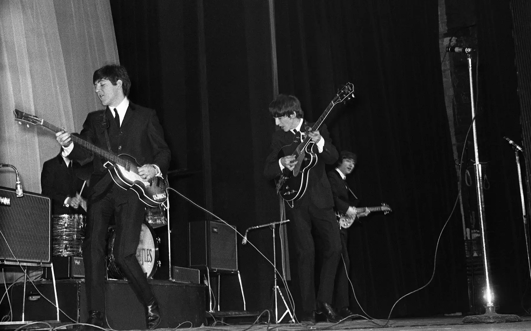 Los Beatles realizan el 17 de enero de 1964 su primer concierto fuera de Gran Bretaña, en el Olympia de París. / AFP