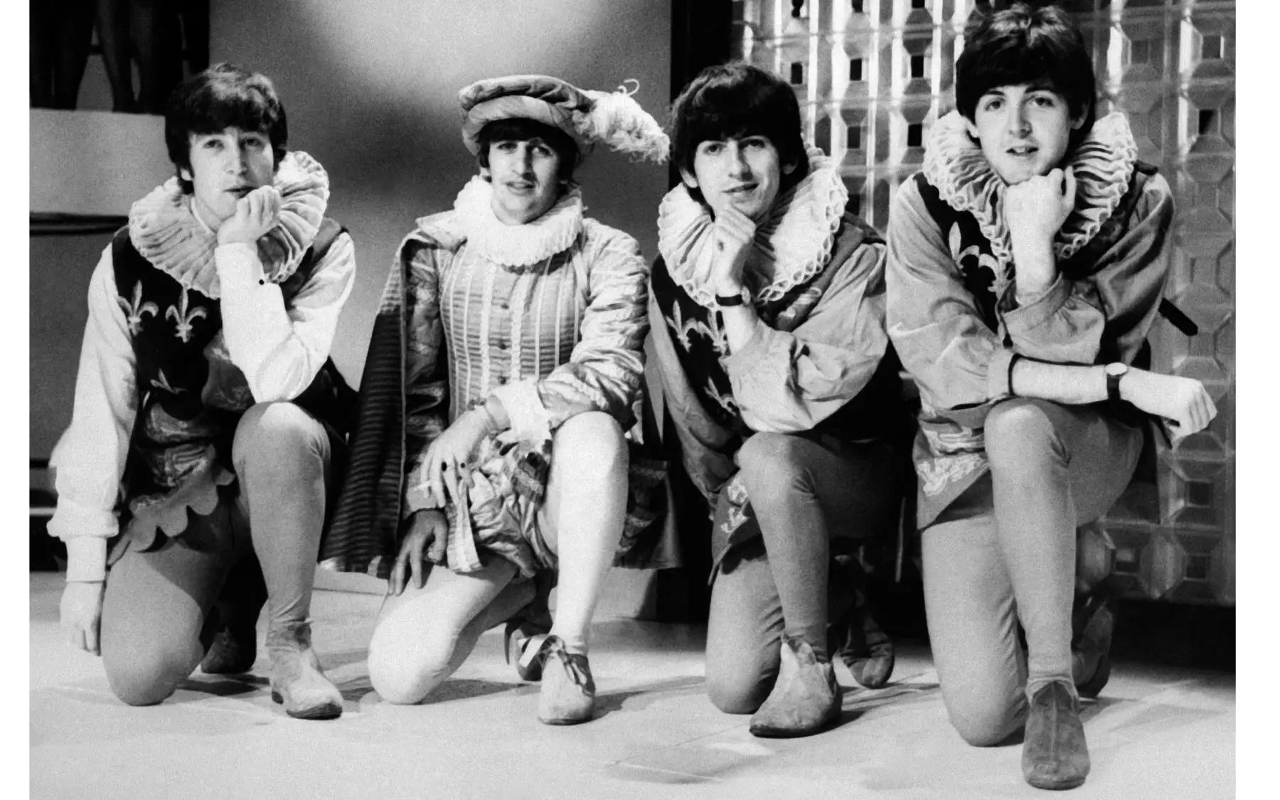 La banda inglesa de los Beatles (de izquierda a derecha), John Lennon, Ringo Starr, George Harrison y Paul McCartney posan durante el ensayo general de El sueño de una noche de verano de William Shakespeare, el 29 de abril de 1964 en Londres. FOTO AFP