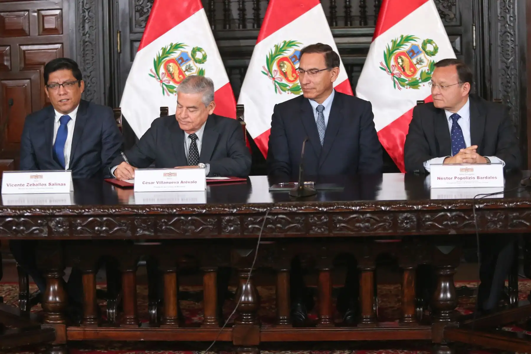 Presidente de la República, Martín Vizcarra, junto al premier, Cesar Villanueva, el titular de Minjus, Vicente Zeballos, y el titular de la Cancillería, Nestor Popolizio, participan de convocatoria a referéndum sobre reforma política y de justicia impulsada por el Ejecutivo.Foto: ANDINA/Juan Carlos Guzman/Prensa Presidencia
