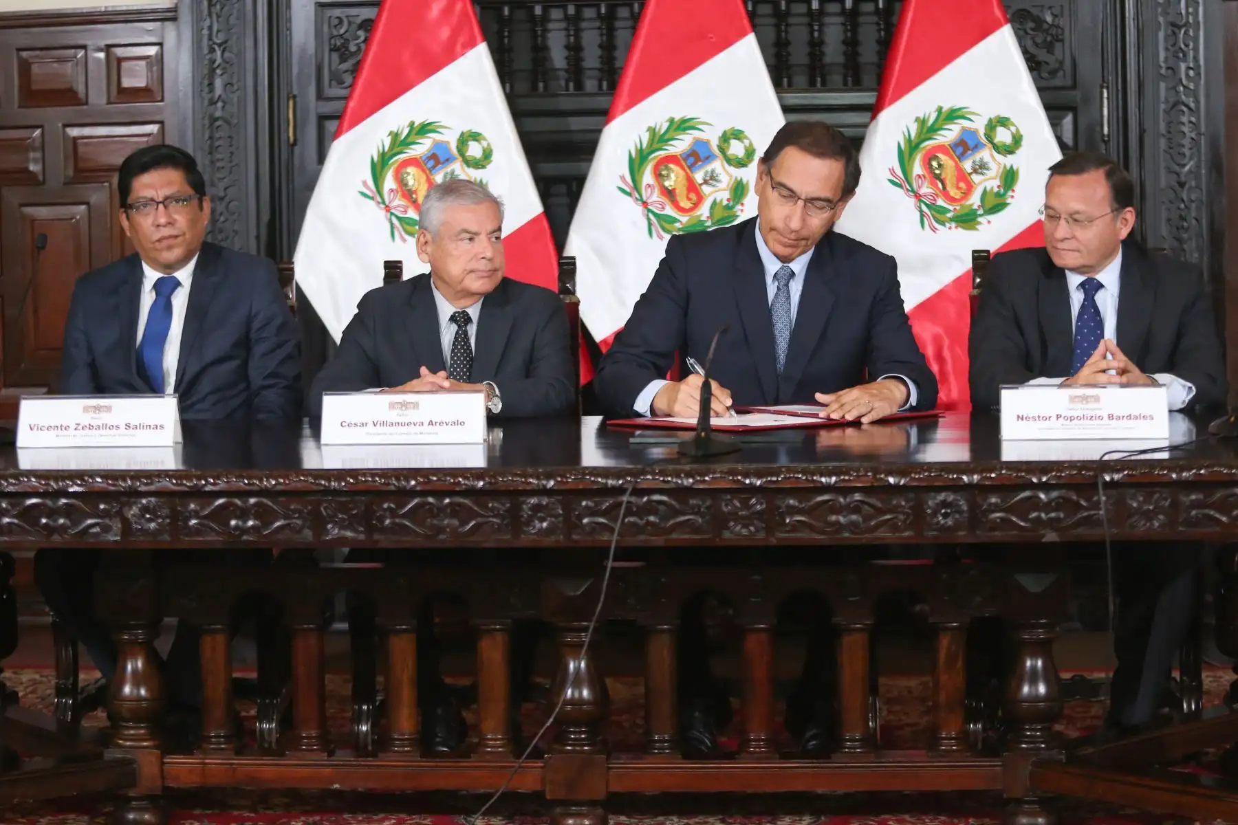 Presidente de la República, Martín Vizcarra, junto al premier, Cesar Villanueva, el titular de Minjus, Vicente Zeballos, y el titular de la Cancillería, Nestor Popolizio, participan de convocatoria a referéndum sobre reforma política y de justicia impulsada por el Ejecutivo.Foto: ANDINA/Juan Carlos Guzman/Prensa Presidencia
