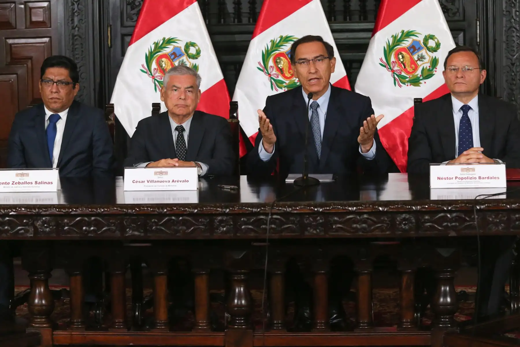 Presidente de la República, Martín Vizcarra, junto al premier, Cesar Villanueva, el titular de Minjus, Vicente Zeballos, y el titular de la Cancillería, Nestor Popolizio, participan de convocatoria a referéndum sobre reforma política y de justicia impulsada por el Ejecutivo.Foto: ANDINA/Juan Carlos Guzman/Prensa Presidencia