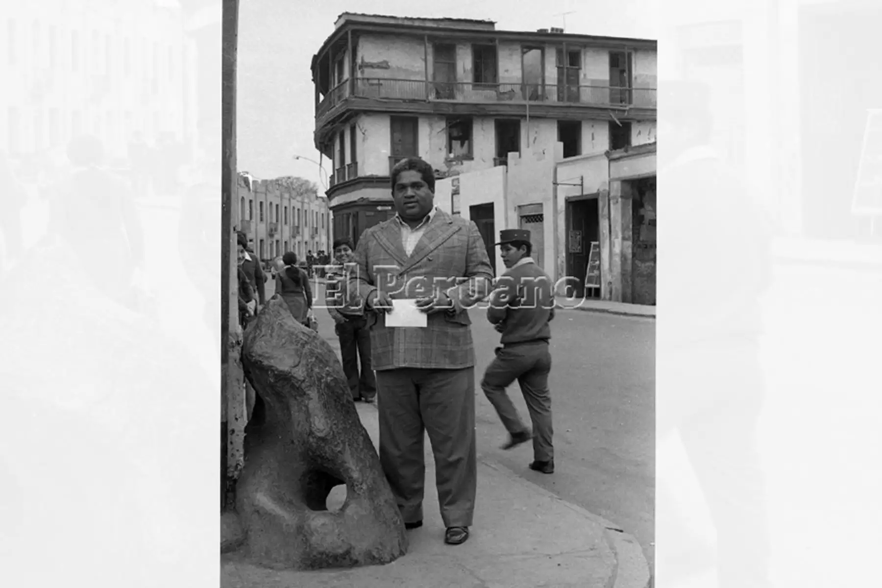 Lima - 28 setiembre 1976 / Entrevista al cantante Arturo "Zambo" Cavero en Barrios Altos, junto a la famosa piedra conocida como la “peña horadada” y cerca al Callejón del Buque, símbolo del criollismo. Foto: Archivo Histórico de EL PERUANO / Rolando Ángeles