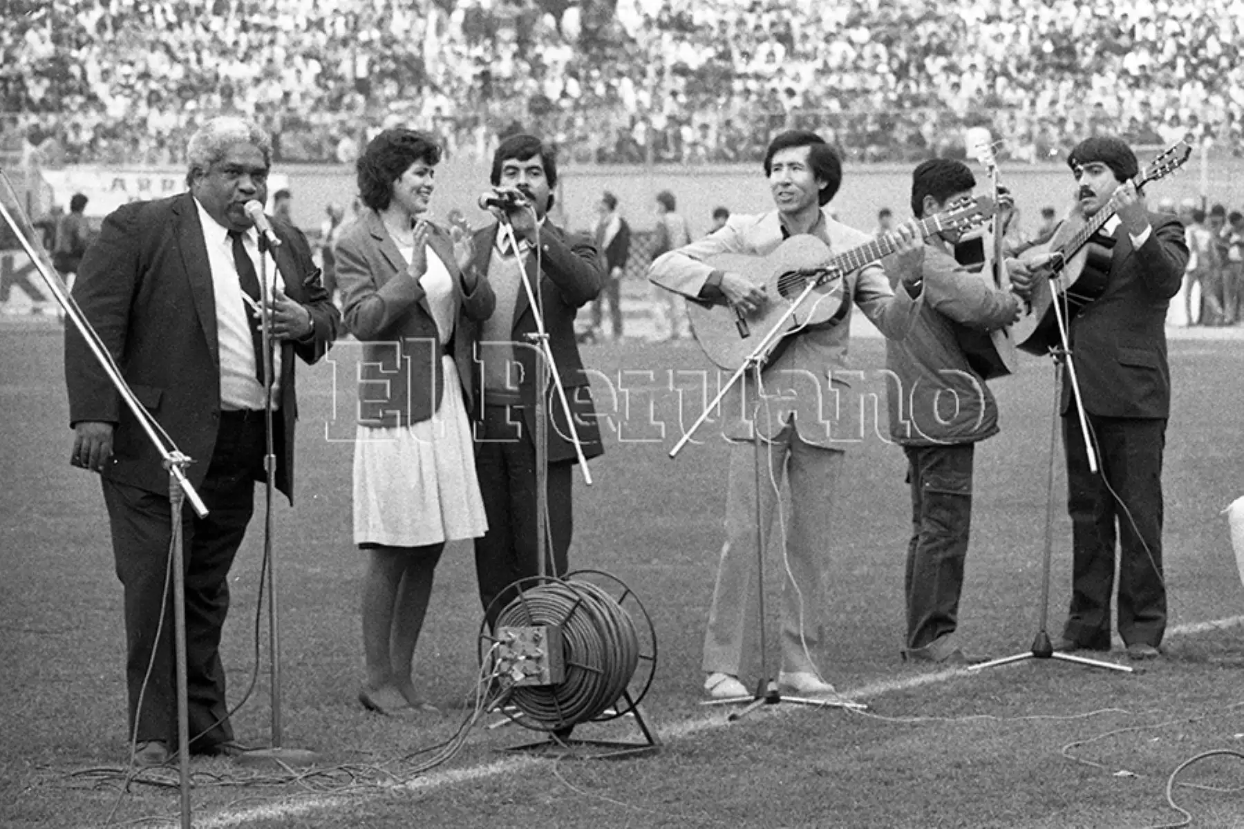 Lima - 23 junio 1985 / Un conjunto de música criolla integrado, entre otros, por Arturo "Zambo" Cavero y el maestro Pepe Torres se presenta en Estadio Nacional antes del partido entre Perú y Argentina por las eliminatorias al mundial  de México 86. Foto: Archivo Histórico de EL PERUANO / Américo Alburquerque