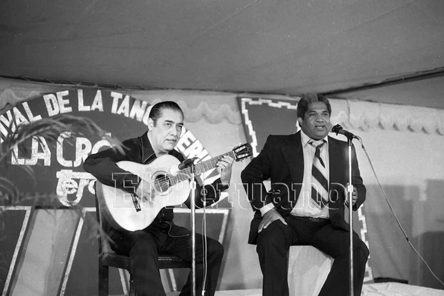 Lima - 27 abril 1979 / Oscar Avilés y Arturo "Zambo" Cavero en el Festival de la Tanga auspiciado por La Crónica. Foto: Archivo Histórico de EL PERUANO / Bernabé Wong