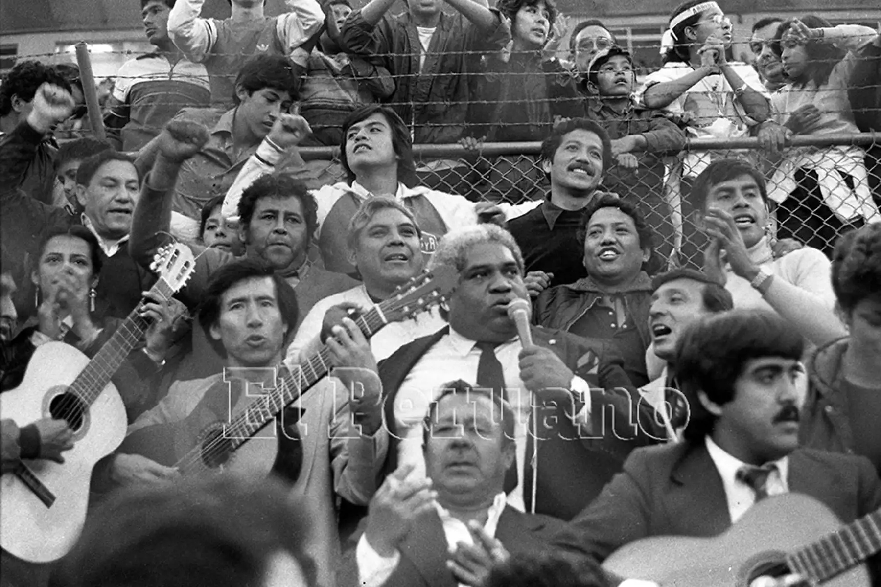 Lima - 23 junio 1985 / Un conjunto de música criolla integrado, entre otros, por Arturo "Zambo" Cavero y el maestro Pepe Torres alienta desde la tribuna del Estadio Nacional a la selección peruana de fútbol que enfrente a Argentina por las eliminatorias al mundial de México 86. Foto: Archivo Histórico de EL PERUANO / José Risco