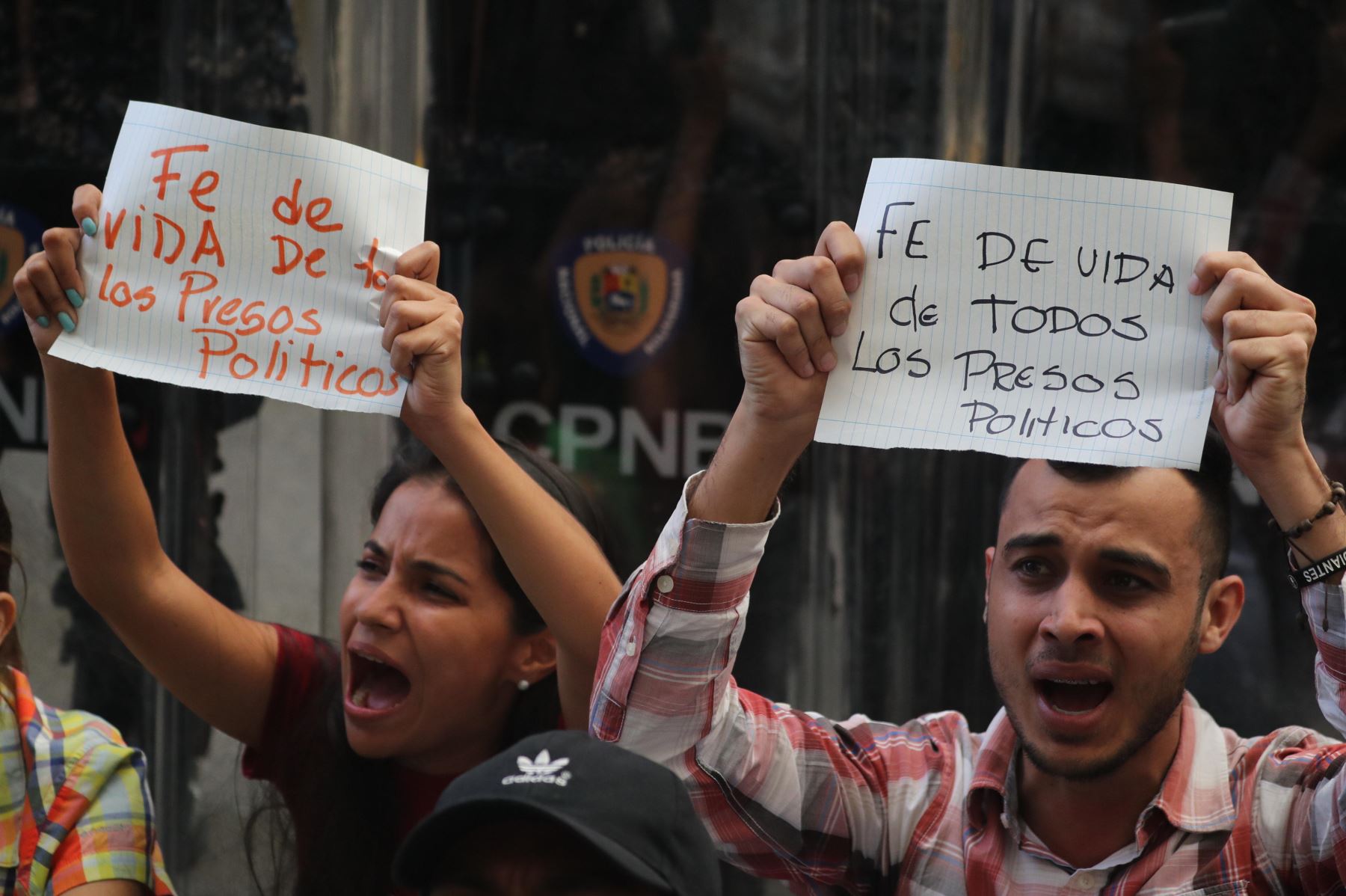 Simpatizantes de opositores venezolanos presos protestan frente al edificio del Servicio de Inteligencia Foto: EFE